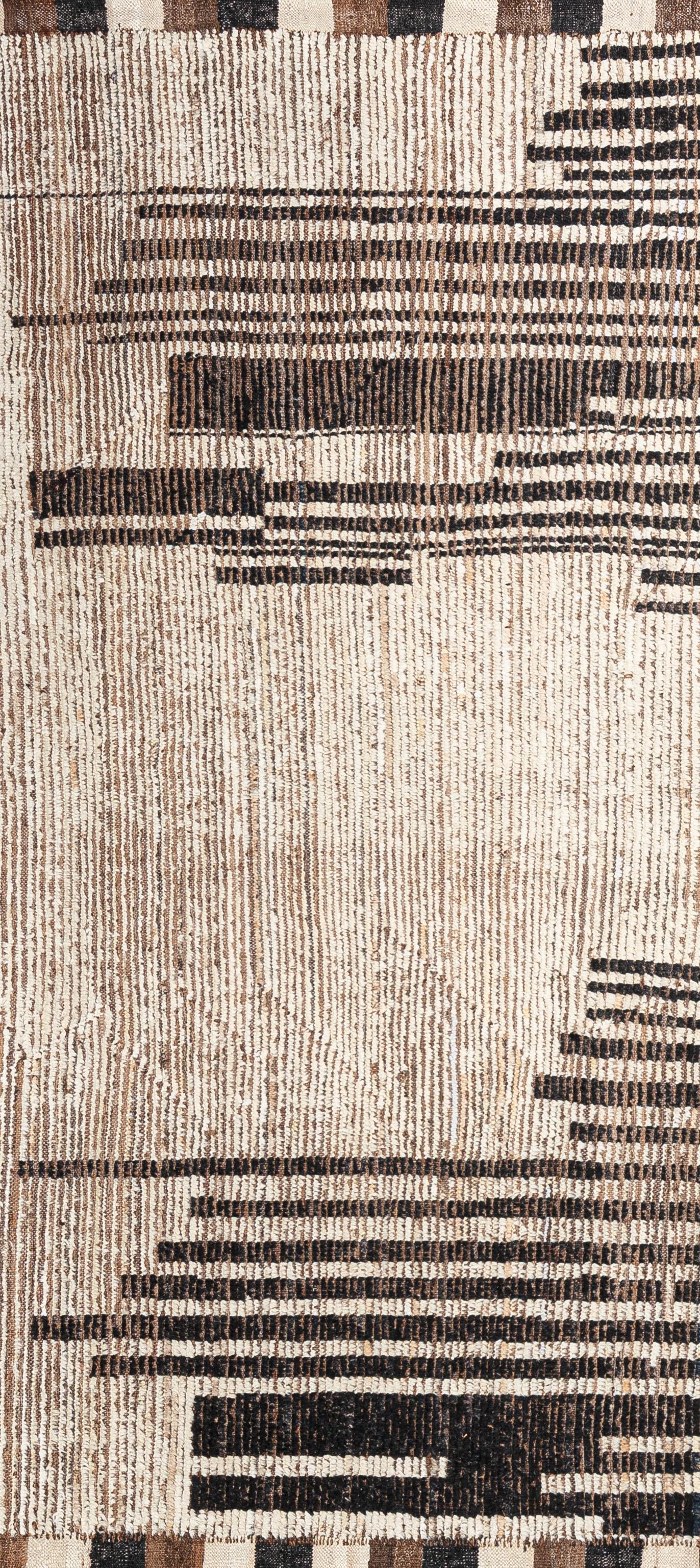 Eleva la decoración de tu hogar con esta preciosa alfombra marroquí, una auténtica obra maestra de la artesanía. Con intrincados motivos geométricos y una cautivadora mezcla de tonos terrosos, esta alfombra añade un toque de elegancia exótica a