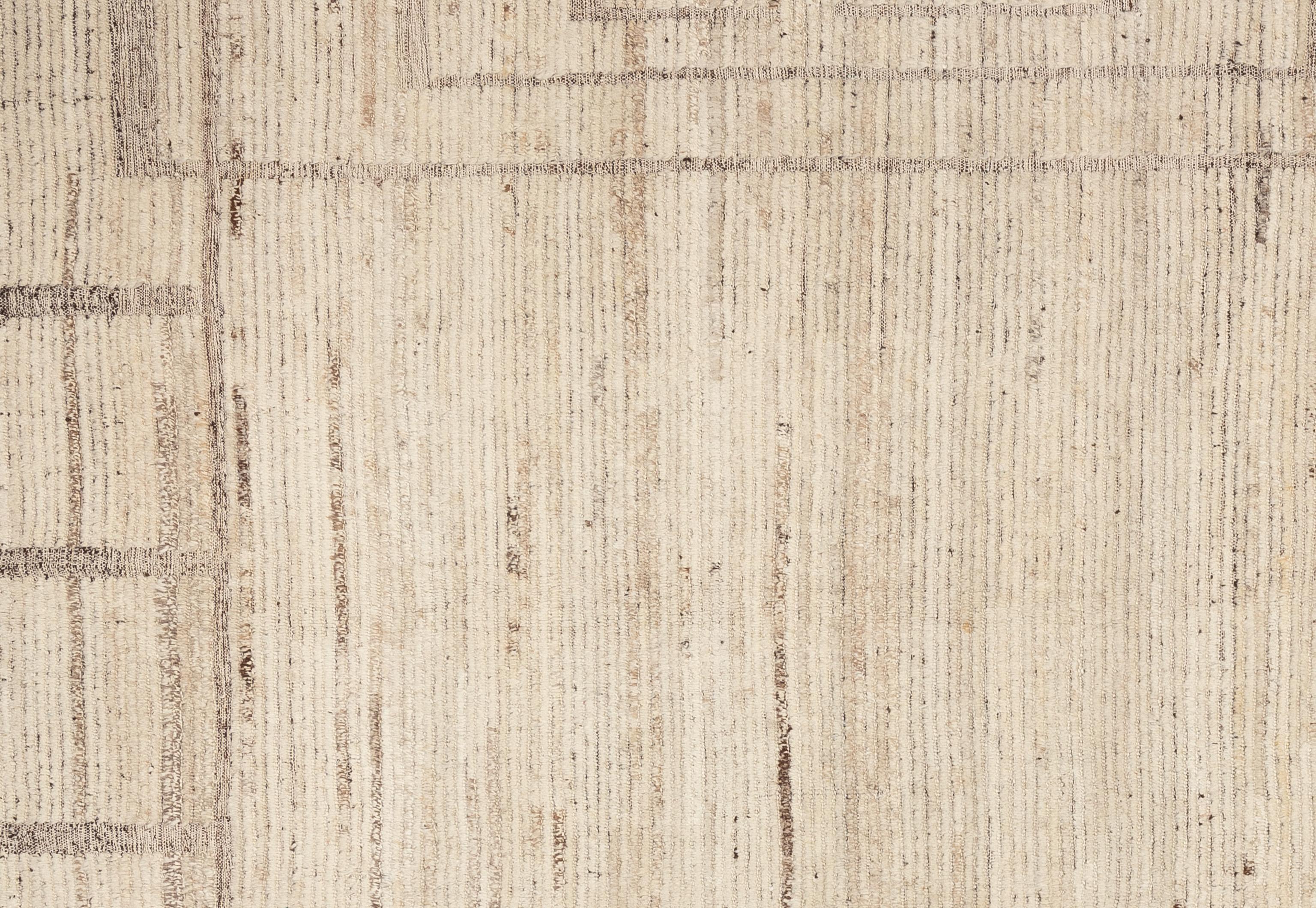 Rehaussez votre décoration intérieure avec ce magnifique tapis marocain, véritable chef-d'œuvre de l'artisanat. Doté de motifs géométriques complexes et d'un mélange captivant de tons terreux, ce tapis ajoute une touche d'élégance exotique à