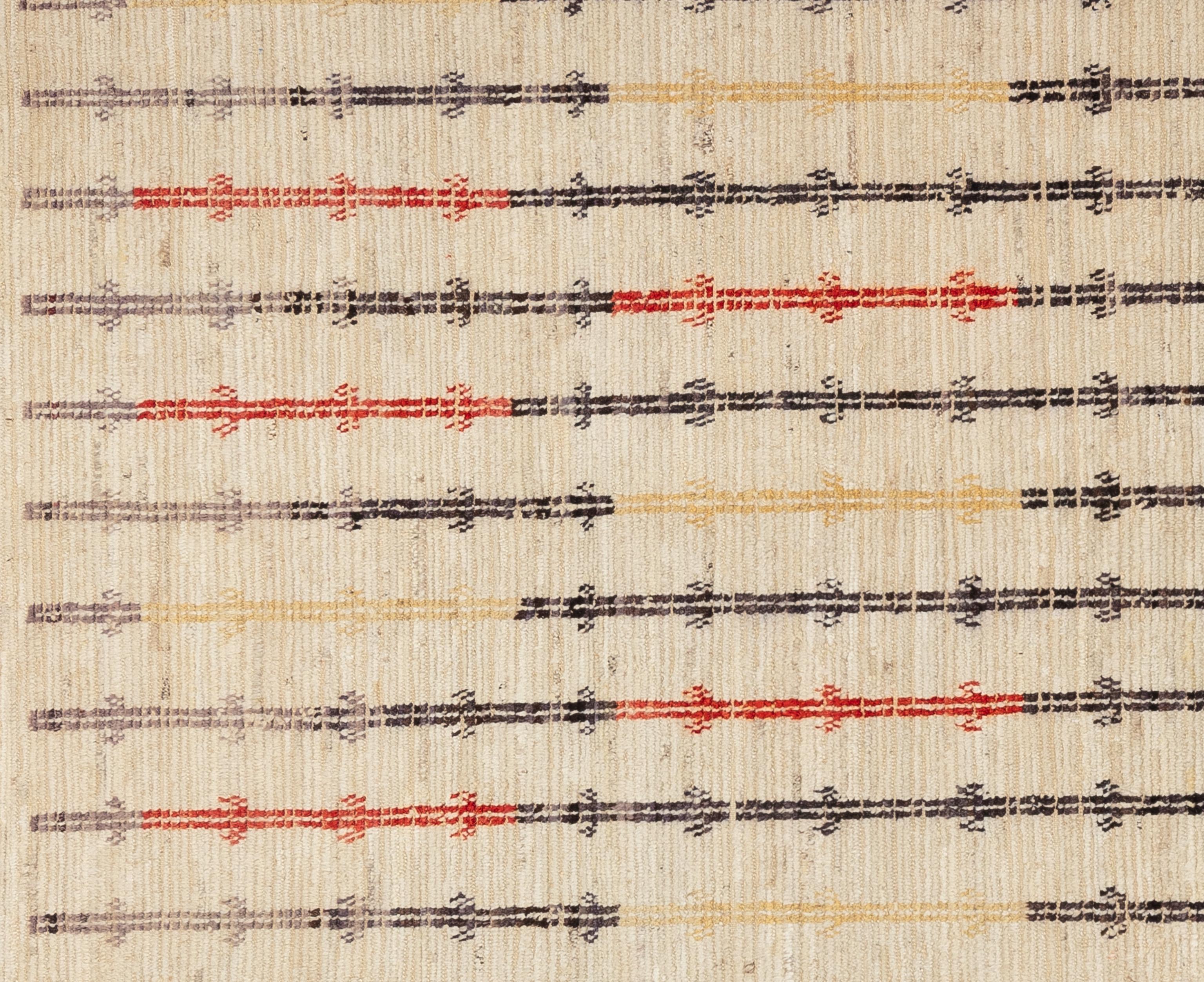 Werten Sie Ihr Zuhause mit diesem wunderschönen marokkanischen Teppich auf, einem wahren Meisterwerk der Handwerkskunst. Mit seinen verschlungenen geometrischen Mustern und einer fesselnden Mischung aus Erdtönen und einem Hauch von Farbe verleiht