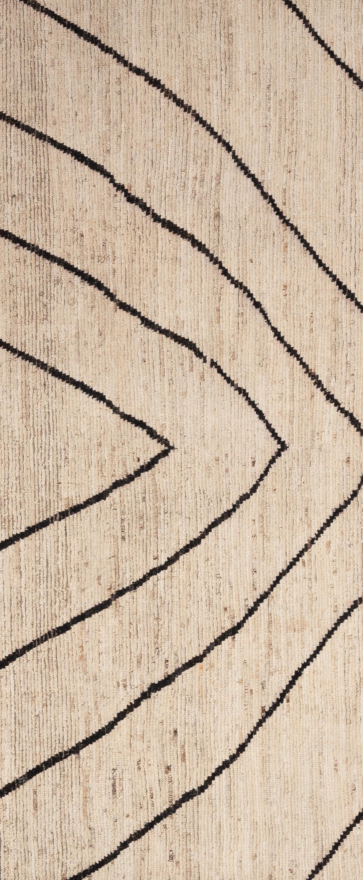 Werten Sie Ihr Zuhause mit diesem wunderschönen marokkanischen Teppich auf, einem wahren Meisterwerk der Handwerkskunst. Mit seinen verschlungenen geometrischen Mustern und einer fesselnden Mischung aus Erdtönen verleiht dieser Teppich jedem Raum