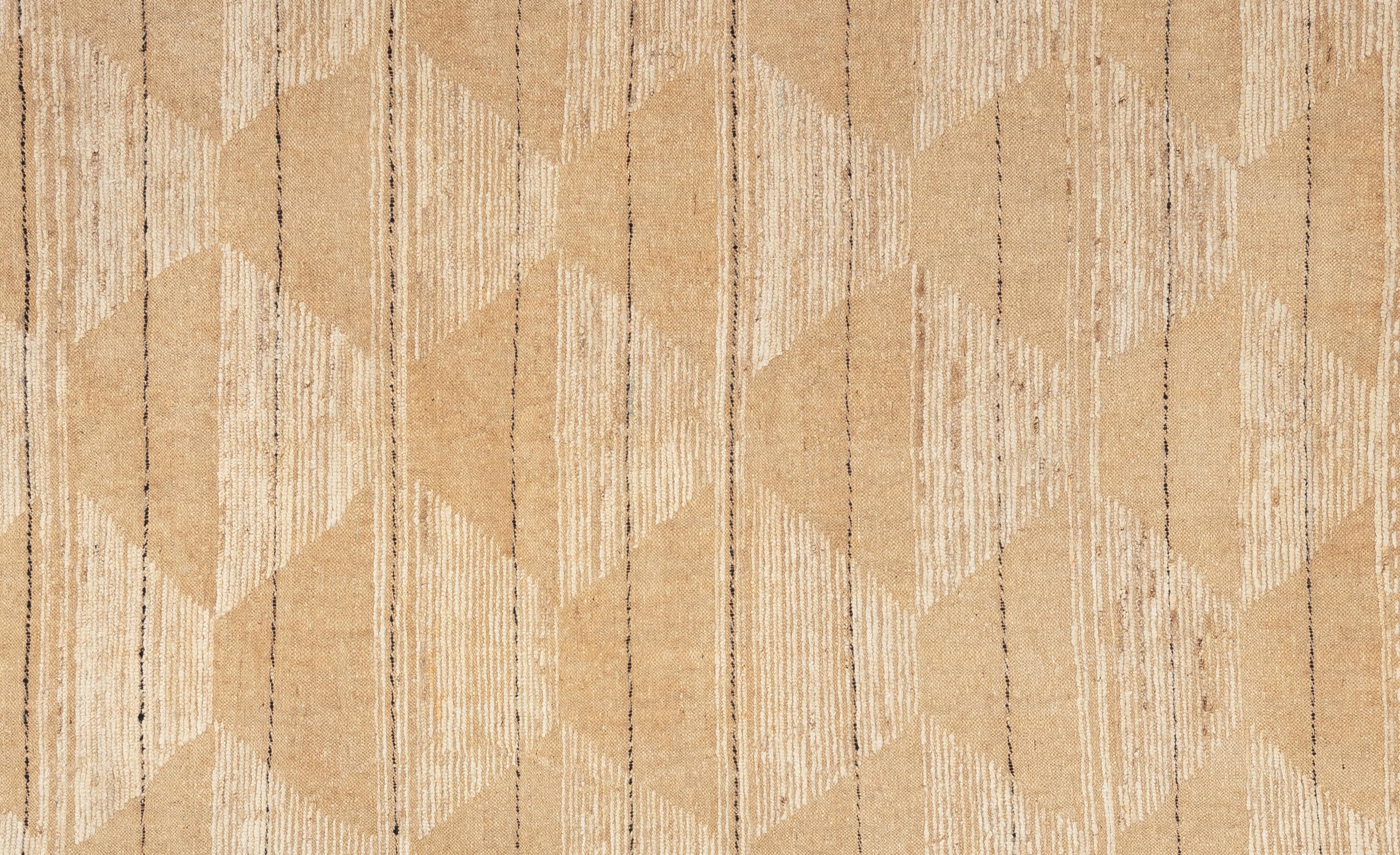 Werten Sie Ihr Zuhause mit diesem wunderschönen marokkanischen Teppich auf, einem wahren Meisterwerk der Handwerkskunst. Mit seinen verschlungenen geometrischen Mustern und einer fesselnden Mischung aus Erdtönen verleiht dieser Teppich jedem Raum