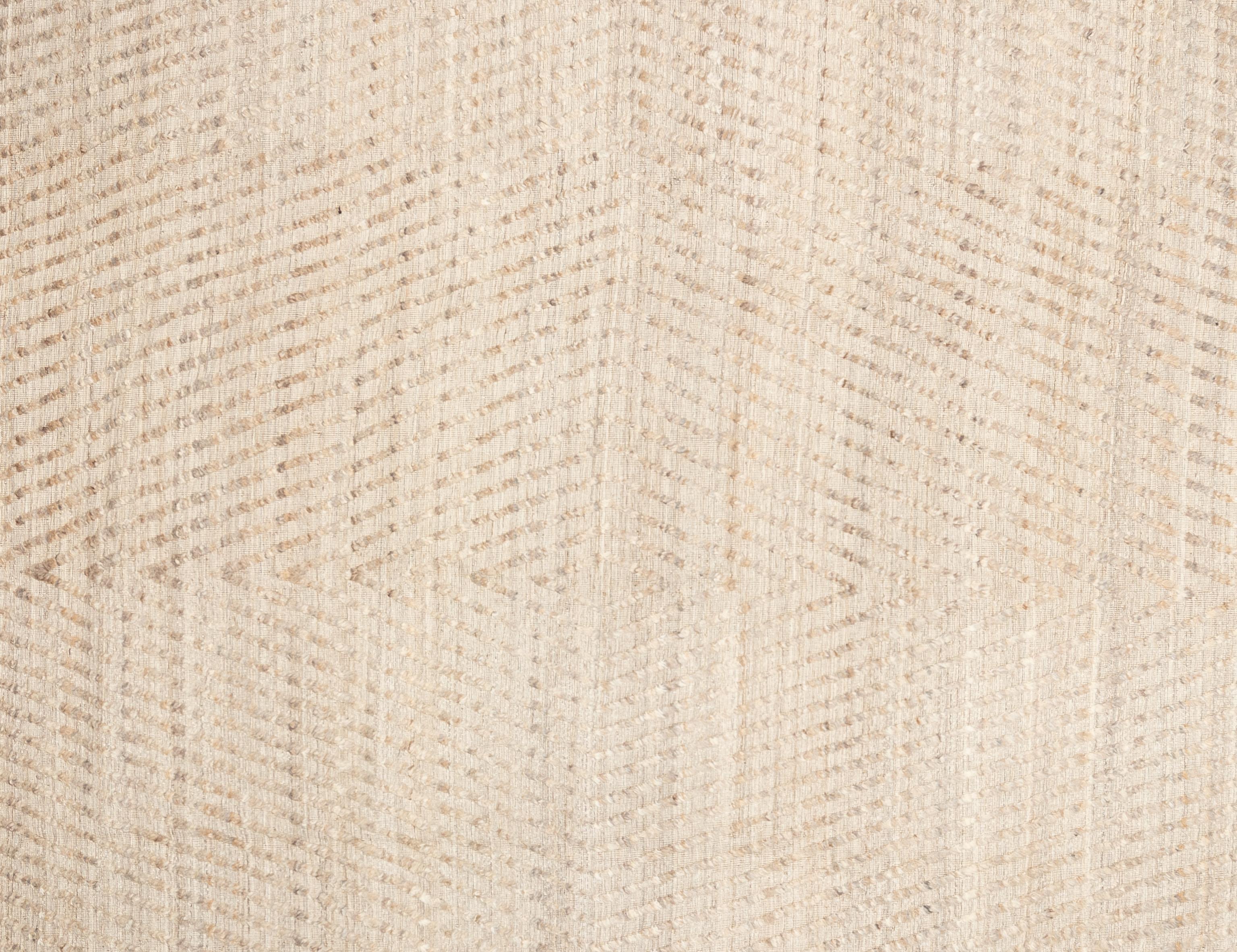 Werten Sie Ihr Zuhause mit diesem wunderschönen marokkanischen Teppich auf, einem wahren Meisterwerk der Handwerkskunst. Mit komplizierten geometrischen Mustern und fesselnden Farbtönen auf einem hohen Plüschflor. Dieser Teppich verleiht jedem Raum