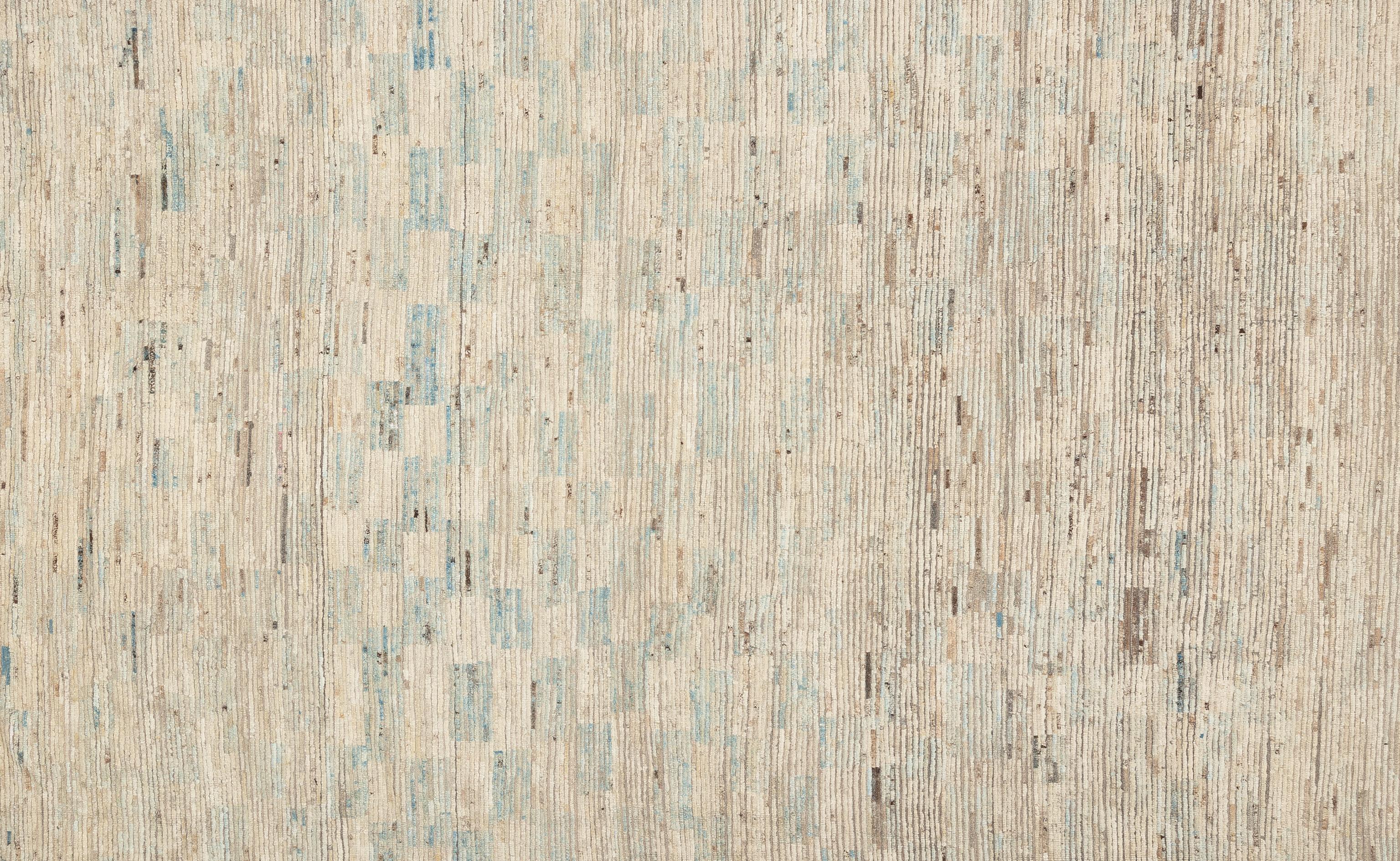 Werten Sie Ihr Zuhause mit diesem wunderschönen marokkanischen Teppich auf, einem wahren Meisterwerk der Handwerkskunst. Mit komplizierten geometrischen Mustern und fesselnden Farbtönen auf einem hohen Plüschflor. Dieser Teppich verleiht jedem Raum