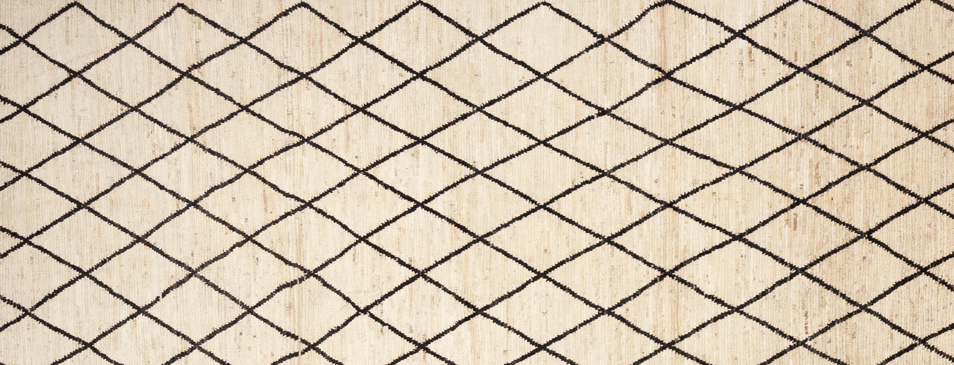 Werten Sie Ihr Zuhause mit diesem wunderschönen marokkanischen Teppich auf, einem wahren Meisterwerk der Handwerkskunst. Mit komplizierten geometrischen Mustern und fesselnden Farbtönen auf einem hohen Plüschflor. Dieser Teppich verleiht jedem Raum