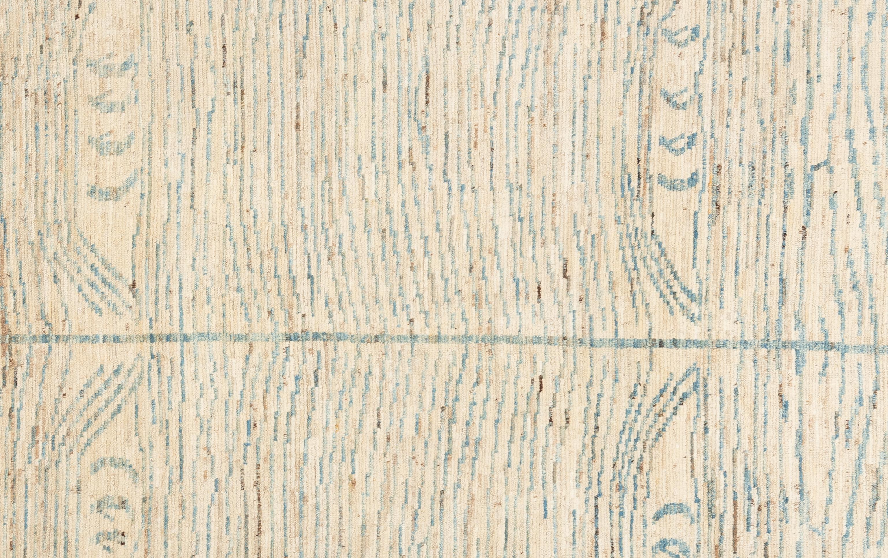 Werten Sie Ihr Zuhause mit diesem wunderschönen marokkanischen Teppich auf, einem wahren Meisterwerk der Handwerkskunst. Mit komplizierten geometrischen Mustern und fesselnden Farbtönen auf einem hohen Plüschflor. Dieser Teppich verleiht jedem Raum