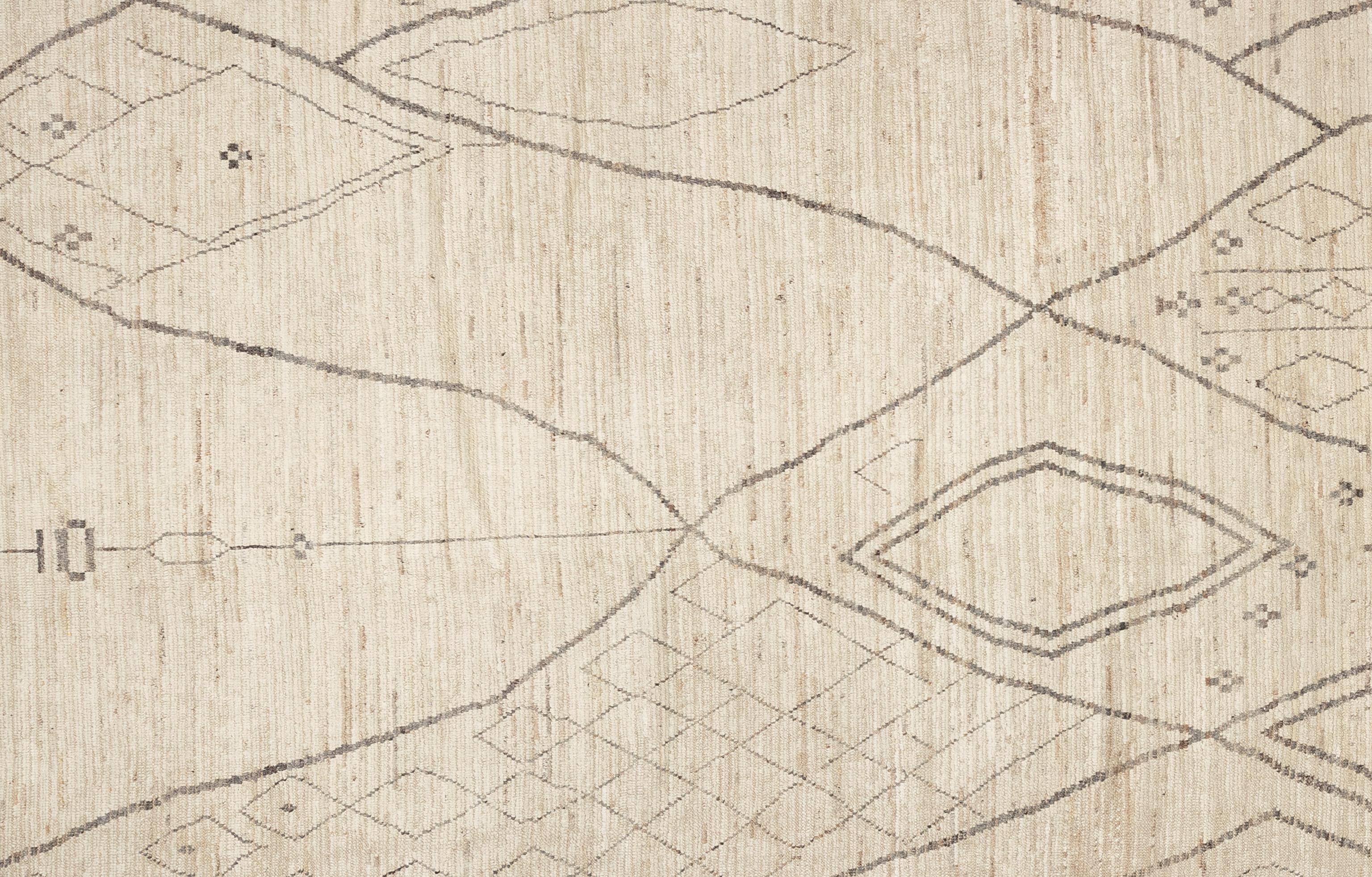 Werten Sie Ihr Zuhause mit diesem wunderschönen marokkanischen Teppich auf, einem wahren Meisterwerk der Handwerkskunst. Mit verschlungenen geometrischen Mustern und fesselnden Farbtönen. Dieser Teppich verleiht jedem Raum einen Hauch von exotischer