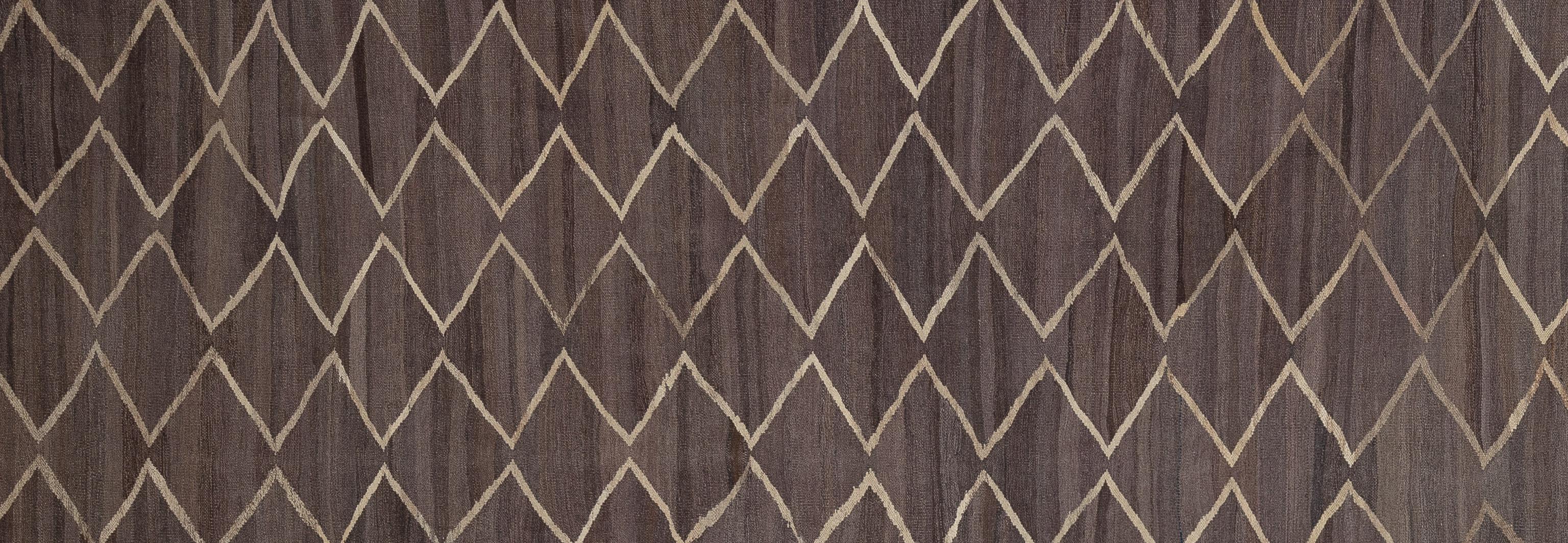 Eleva la decoración de tu hogar con esta preciosa alfombra marroquí, una auténtica obra maestra de la artesanía. Con intrincados motivos geométricos y tonos cautivadores. Esta alfombra añade un toque de elegancia exótica a cualquier habitación.