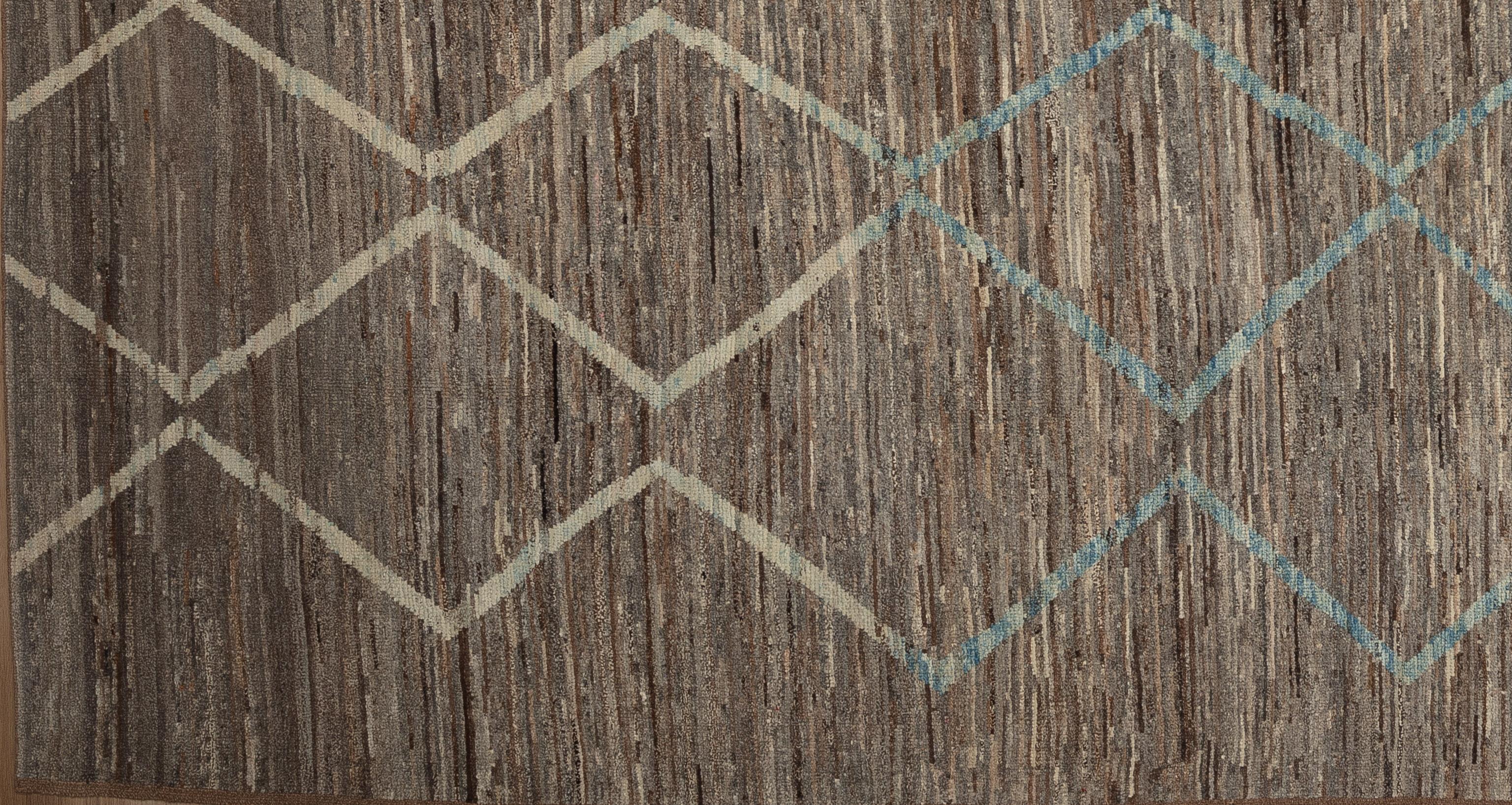Werten Sie Ihr Zuhause mit diesem wunderschönen marokkanischen Teppich auf, einem wahren Meisterwerk der Handwerkskunst. Mit verschlungenen geometrischen Mustern und fesselnden Farbtönen. Dieser Teppich verleiht jedem Raum einen Hauch von exotischer