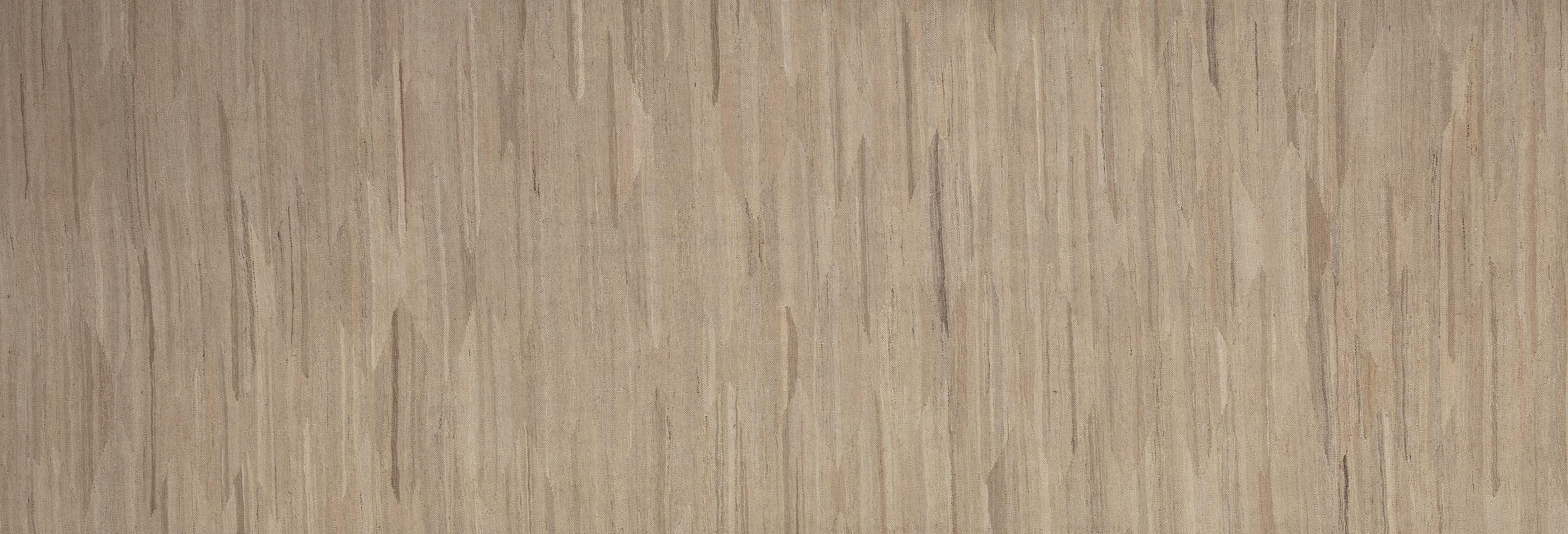 Werten Sie Ihr Zuhause mit diesem wunderschönen marokkanischen Teppich auf, einem wahren Meisterwerk der Handwerkskunst. Mit verschlungenen geometrischen Mustern und fesselnden Farbtönen. Dieser Teppich verleiht jedem Raum einen Hauch von exotischer