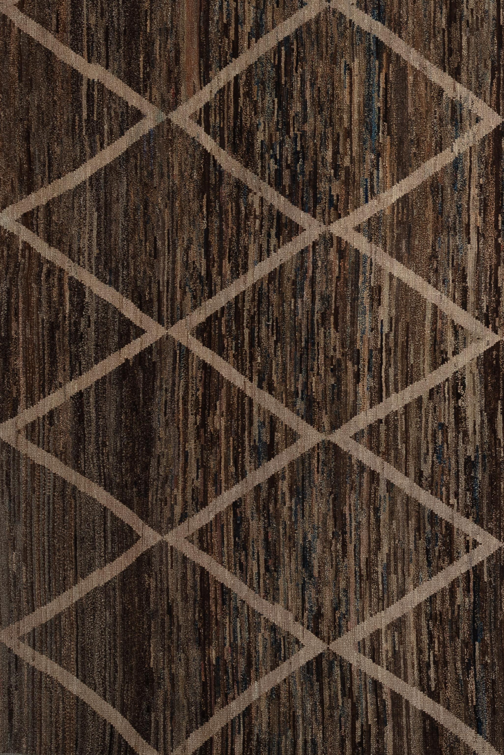 Werten Sie Ihr Zuhause mit diesem wunderschönen marokkanischen Teppich auf, einem wahren Meisterwerk der Handwerkskunst. Mit verschlungenen geometrischen Mustern und fesselnden Farbtönen. Dieser Teppich verleiht jedem Raum einen Hauch von exotischer