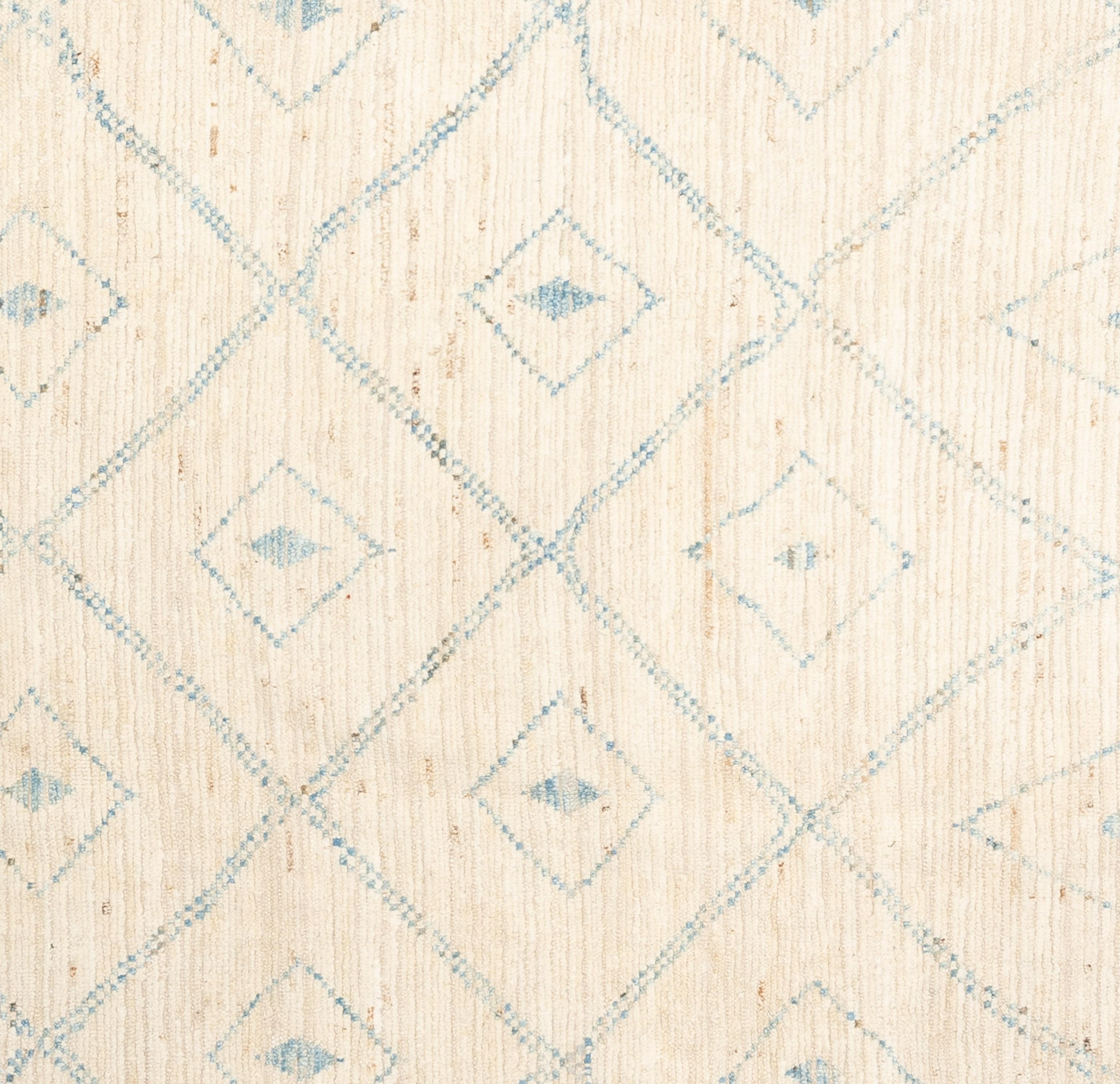 Werten Sie Ihr Zuhause mit diesem wunderschönen marokkanischen Teppich auf, einem wahren Meisterwerk der Handwerkskunst. Mit verschlungenen geometrischen Mustern und fesselnden Farbtönen. Dieser Teppich verleiht jedem Raum einen Hauch von exotischer