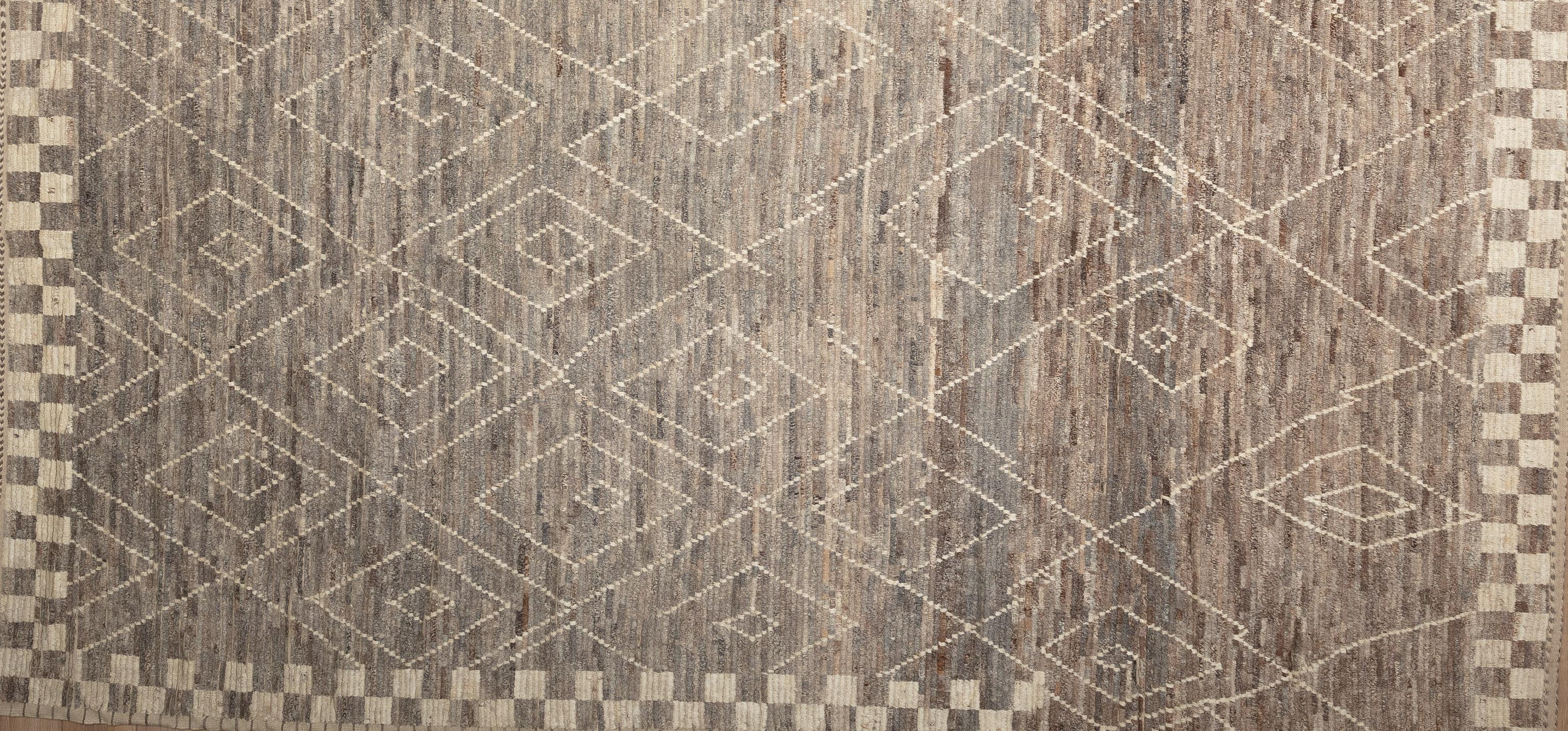Werten Sie Ihr Zuhause mit diesem wunderschönen marokkanischen Teppich auf, einem wahren Meisterwerk der Handwerkskunst. Mit verschlungenen geometrischen Mustern und fesselnden Farbtönen. Dieser Teppich verleiht jedem Raum einen Hauch von exotischer