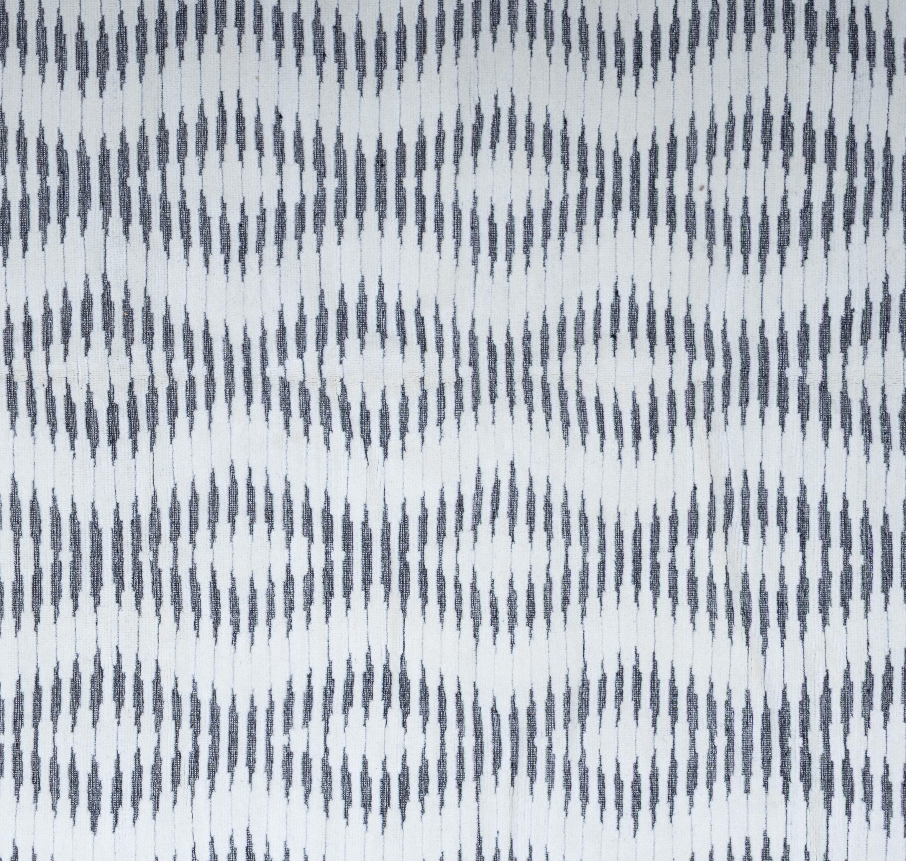 Rehaussez votre décoration intérieure avec ce magnifique tapis marocain, véritable chef-d'œuvre de l'artisanat. Avec des motifs complexes et des tons captivants. Ce tapis ajoute une touche d'élégance exotique à n'importe quelle pièce. Tissé à la