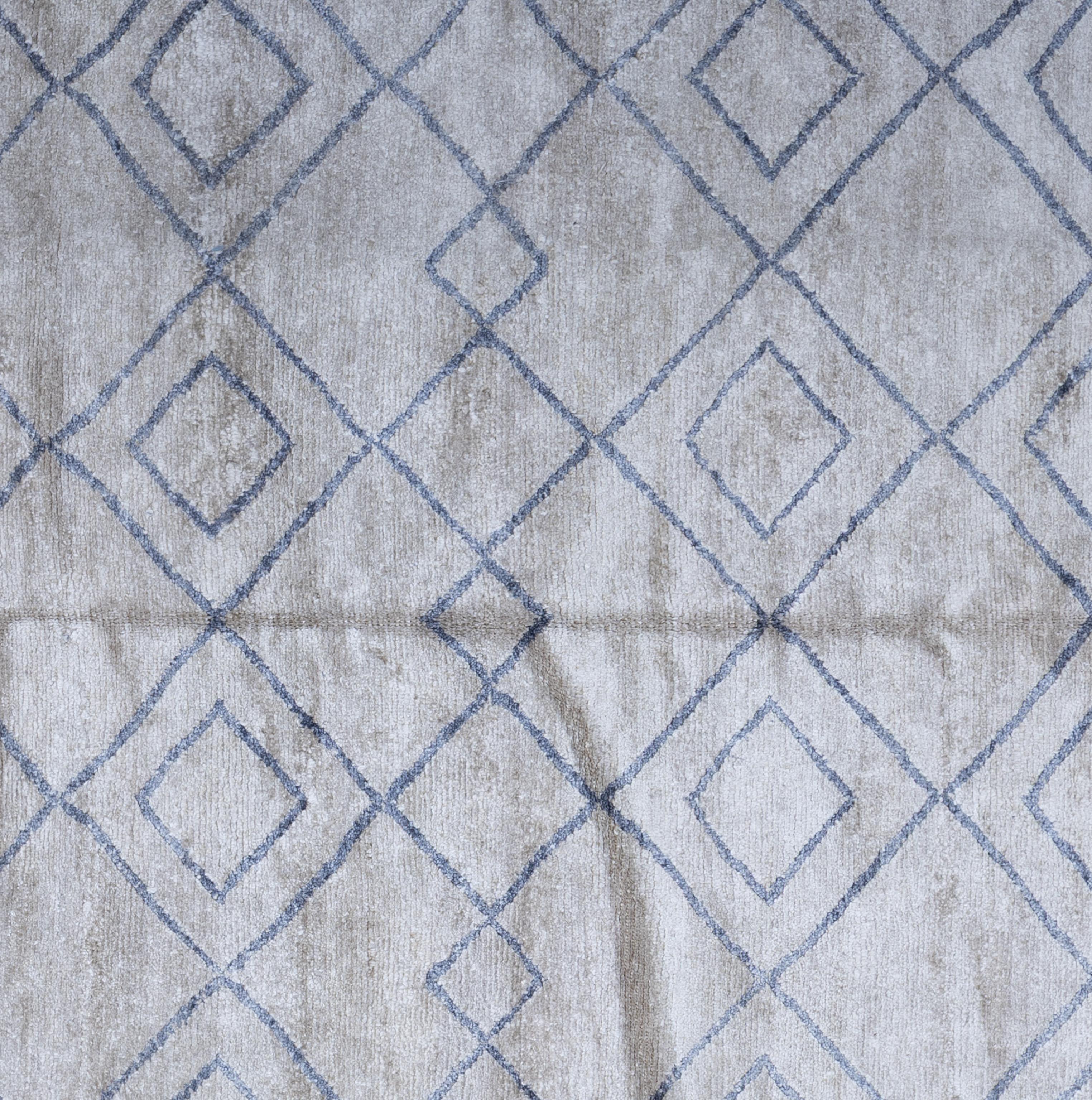 Eleva l'arredamento della tua casa con questo bellissimo tappeto marocchino, un vero capolavoro di artigianato. Caratterizzato da motivi intricati e toni accattivanti. Questo tappeto aggiunge un tocco di eleganza esotica a qualsiasi ambiente.