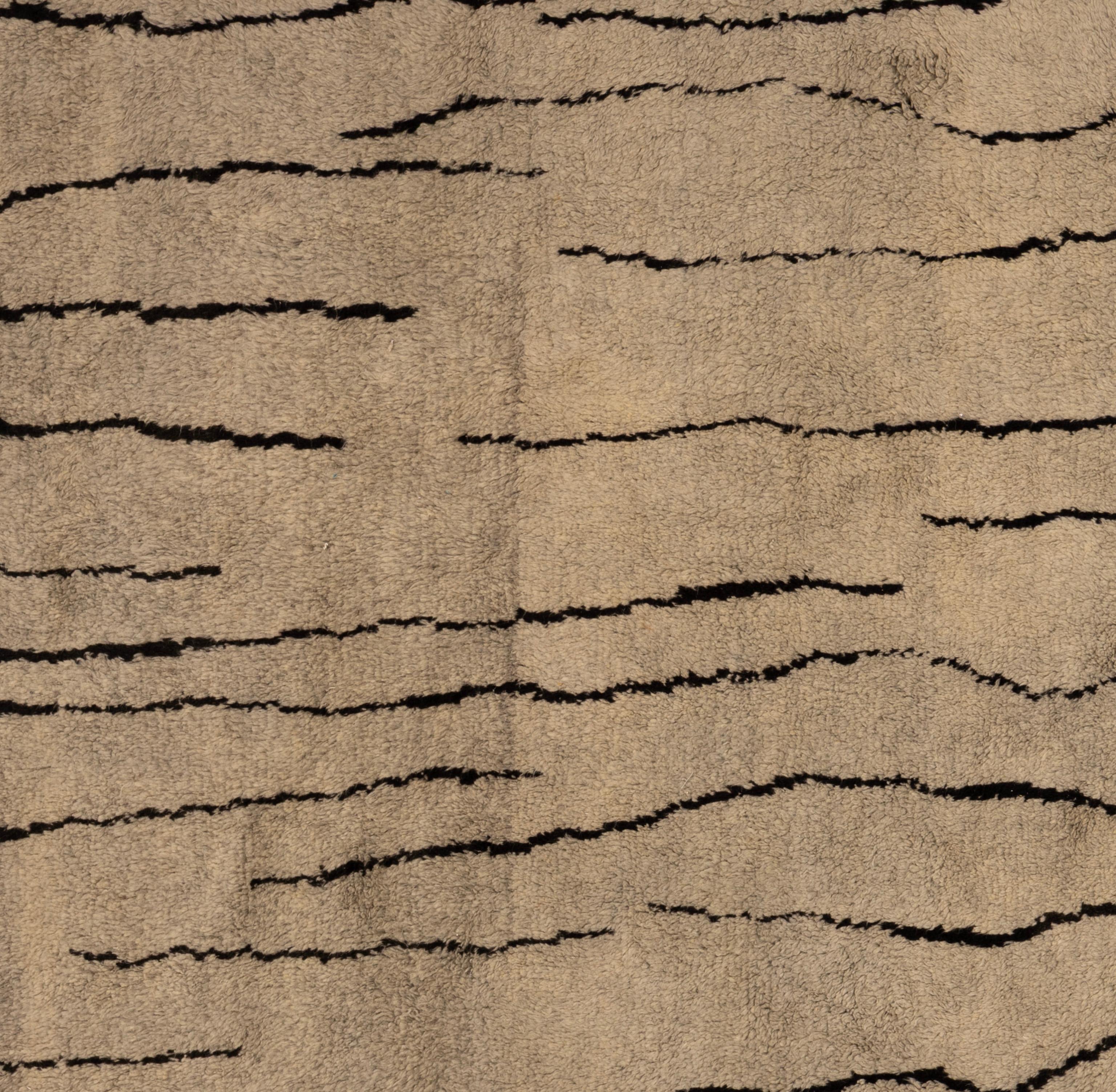 Rehaussez votre décoration intérieure avec ce magnifique tapis marocain, véritable chef-d'œuvre de l'artisanat. Avec des motifs complexes et des tons captivants. Ce tapis ajoute une touche d'élégance exotique à n'importe quelle pièce. Tissé à la