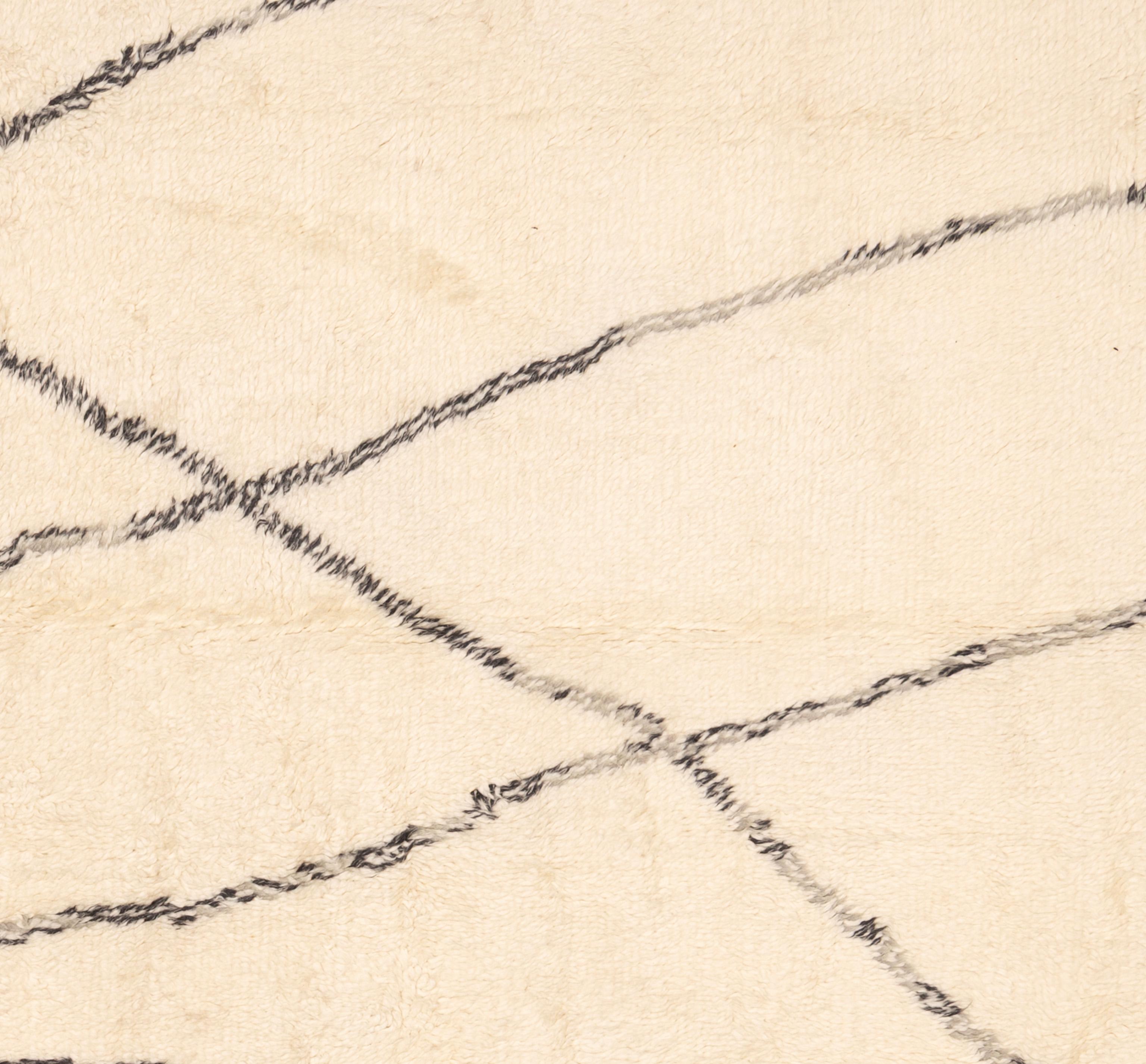 Eleva la decoración de tu hogar con esta preciosa alfombra marroquí, una auténtica obra maestra de la artesanía. Con dibujos intrincados y tonos cautivadores. Esta alfombra añade un toque de elegancia exótica a cualquier habitación. Tejidos a mano