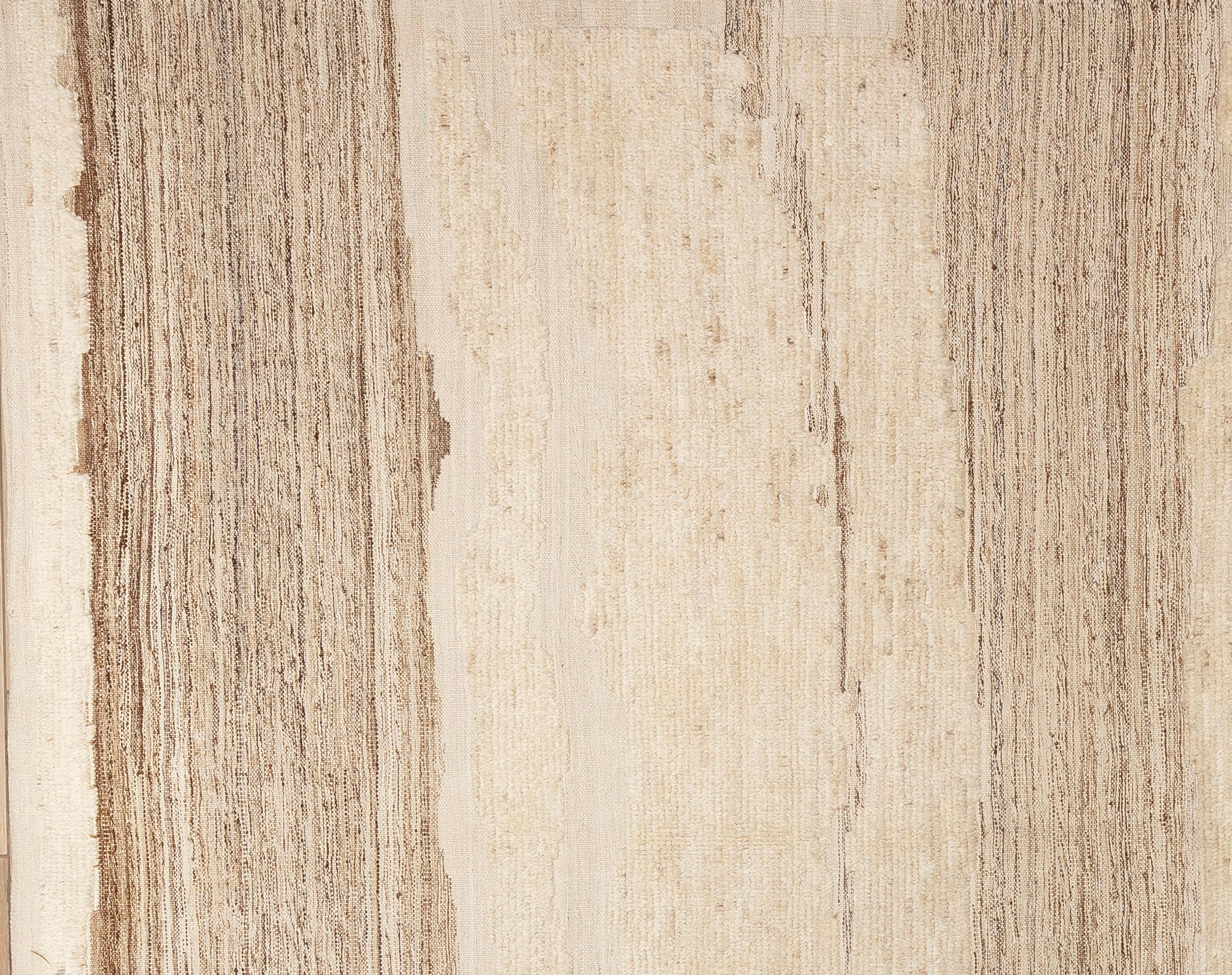 Werten Sie Ihr Zuhause mit diesem wunderschönen marokkanischen Teppich auf, einem wahren Meisterwerk der Handwerkskunst. Mit verschlungenen geometrischen Mustern und fesselnden Farbtönen. Dieser Teppich verleiht jedem Raum einen Hauch von exotischer