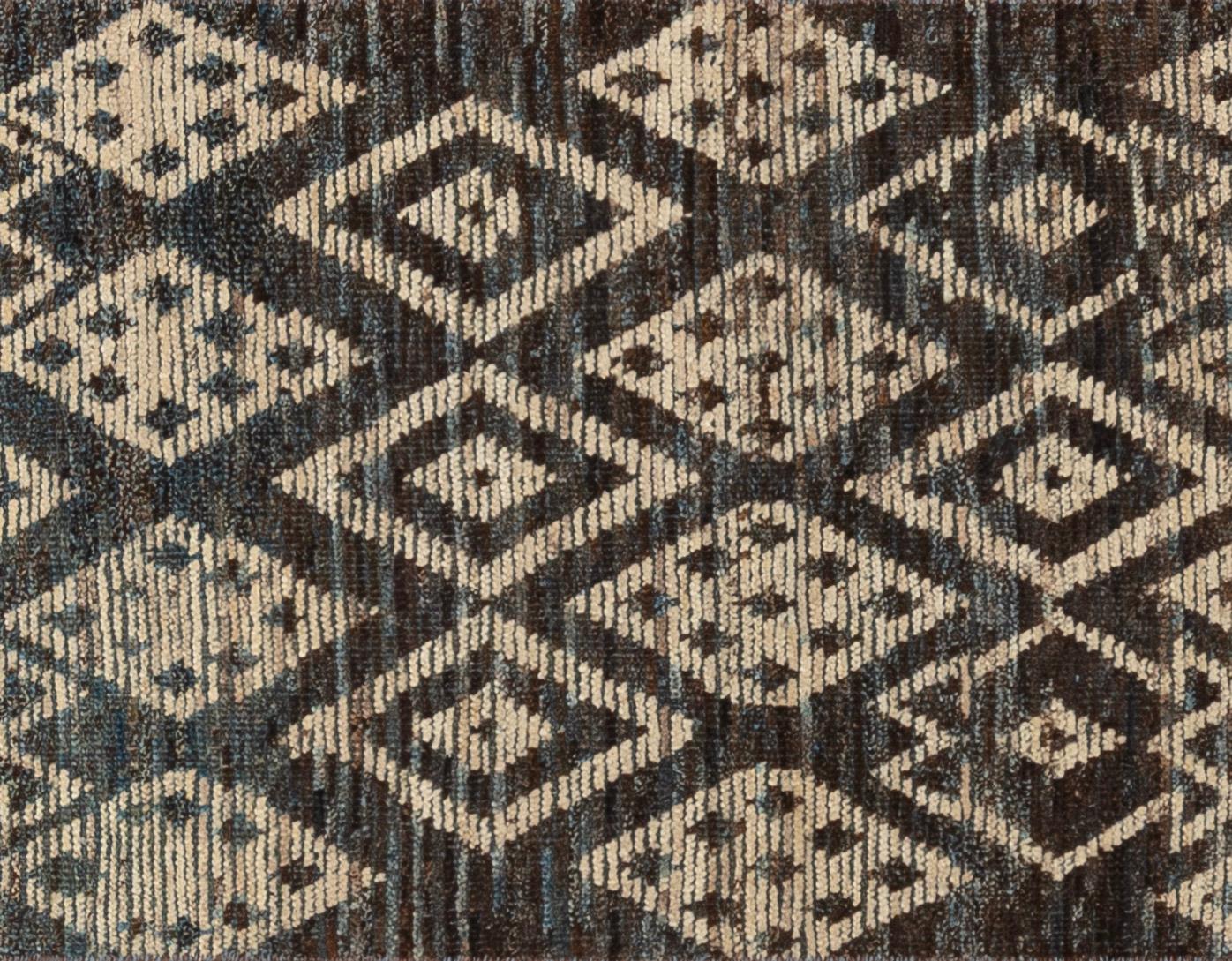 Werten Sie Ihr Zuhause mit diesem wunderschönen marokkanischen Teppich auf, einem wahren Meisterwerk der Handwerkskunst. Dieser Teppich zeichnet sich durch seinen hohen Flor und seine fesselnden Farbtöne aus, die jedem Raum einen Hauch von