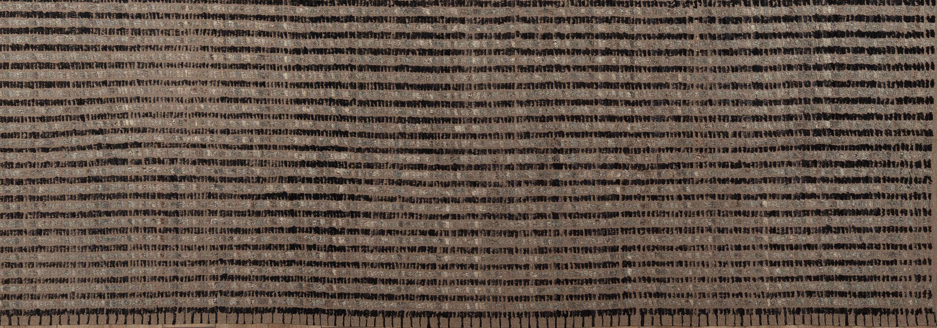 Werten Sie Ihr Zuhause mit diesem wunderschönen marokkanischen Teppich auf, einem wahren Meisterwerk der Handwerkskunst. Mit seinen verschlungenen geometrischen Mustern und einer fesselnden Mischung aus Erdtönen verleiht dieser Teppich jedem Raum