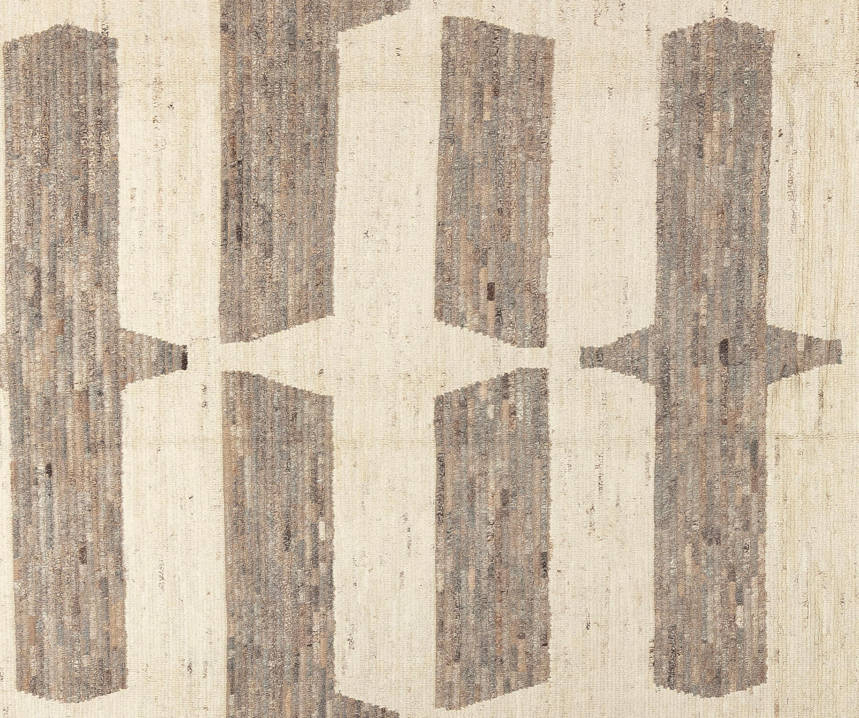 Werten Sie Ihr Zuhause mit diesem wunderschönen marokkanischen Teppich auf, einem wahren Meisterwerk der Handwerkskunst. Mit seinen verschlungenen geometrischen Mustern und einer fesselnden Mischung aus Erdtönen verleiht dieser Teppich jedem Raum