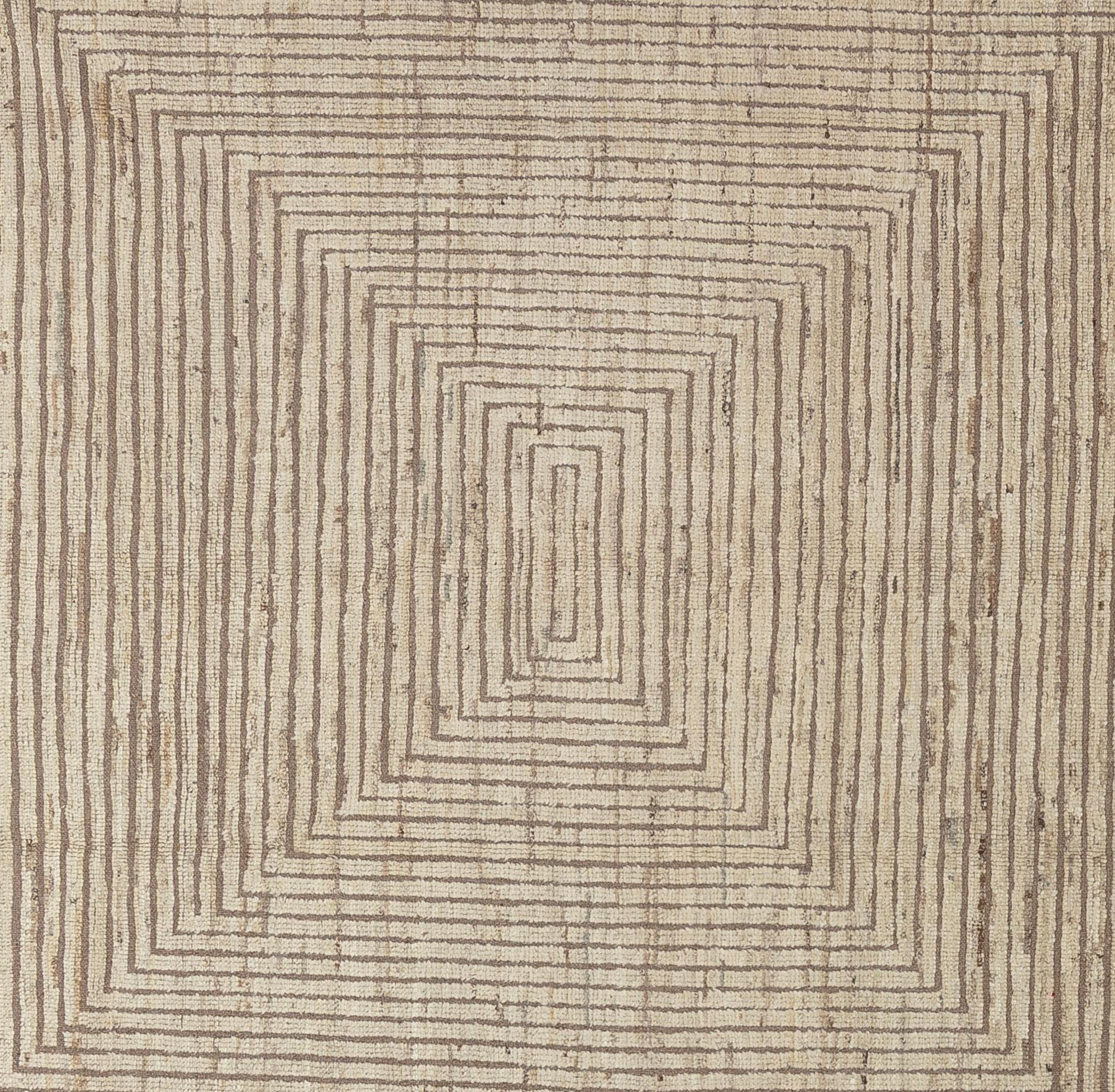 Eleva l'arredamento della tua casa con questo bellissimo tappeto marocchino, un vero capolavoro di artigianato. Caratterizzato da intricati motivi geometrici e da un'accattivante miscela di toni della terra, questo tappeto aggiunge un tocco di