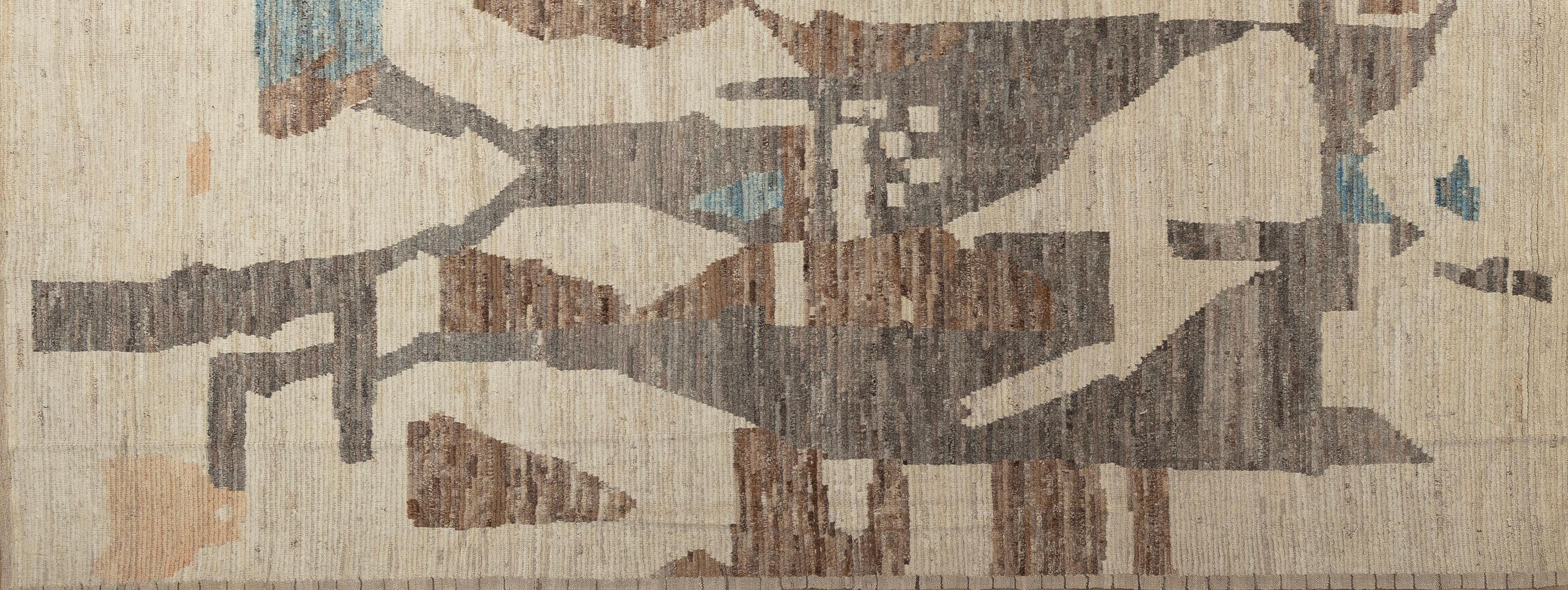 Rehaussez votre décoration intérieure avec ce magnifique tapis marocain, véritable chef-d'œuvre de l'artisanat. Doté de motifs géométriques complexes et d'un mélange captivant de tons terreux, ce tapis ajoute une touche d'élégance exotique à