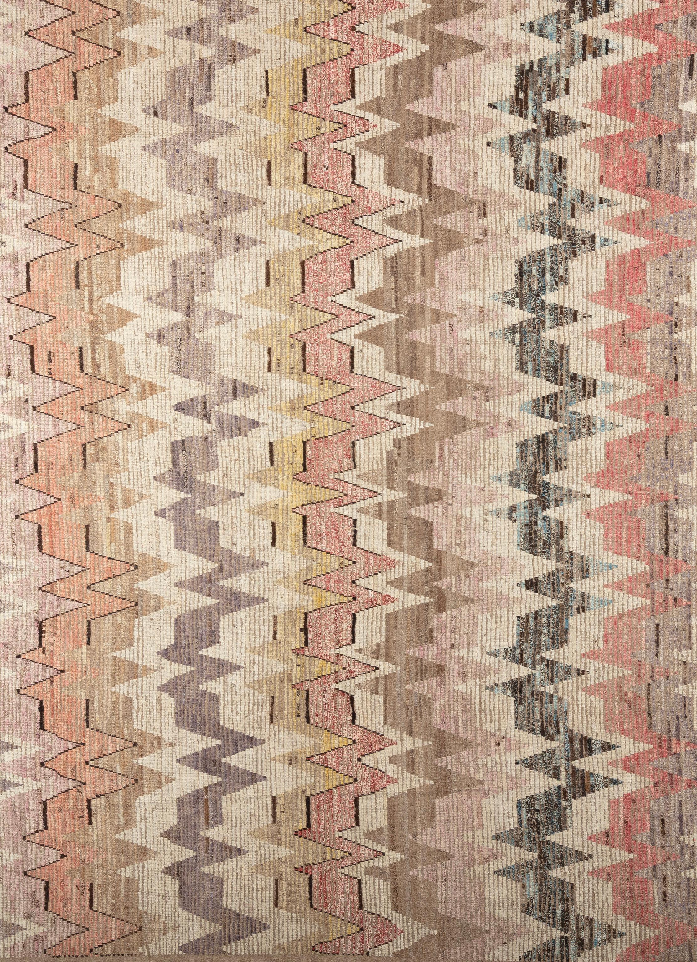 Eleva l'arredamento della tua casa con questo bellissimo tappeto marocchino, un vero capolavoro di artigianato. Caratterizzato da intricati motivi geometrici e da un'accattivante miscela di toni della terra, questo tappeto aggiunge un tocco di