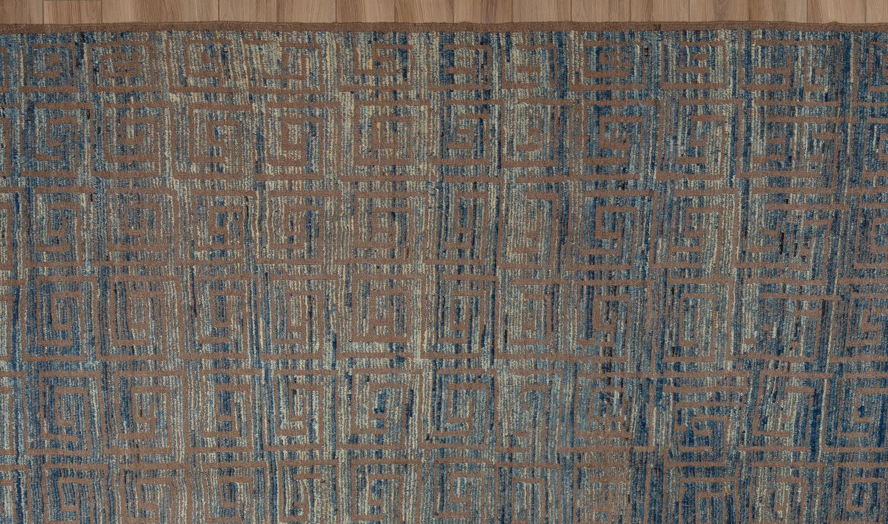 Eleva la decoración de tu hogar con esta preciosa alfombra marroquí, una auténtica obra maestra de la artesanía. Con intrincados motivos geométricos y una cautivadora mezcla de tonos terrosos, esta alfombra añade un toque de exótica elegancia a