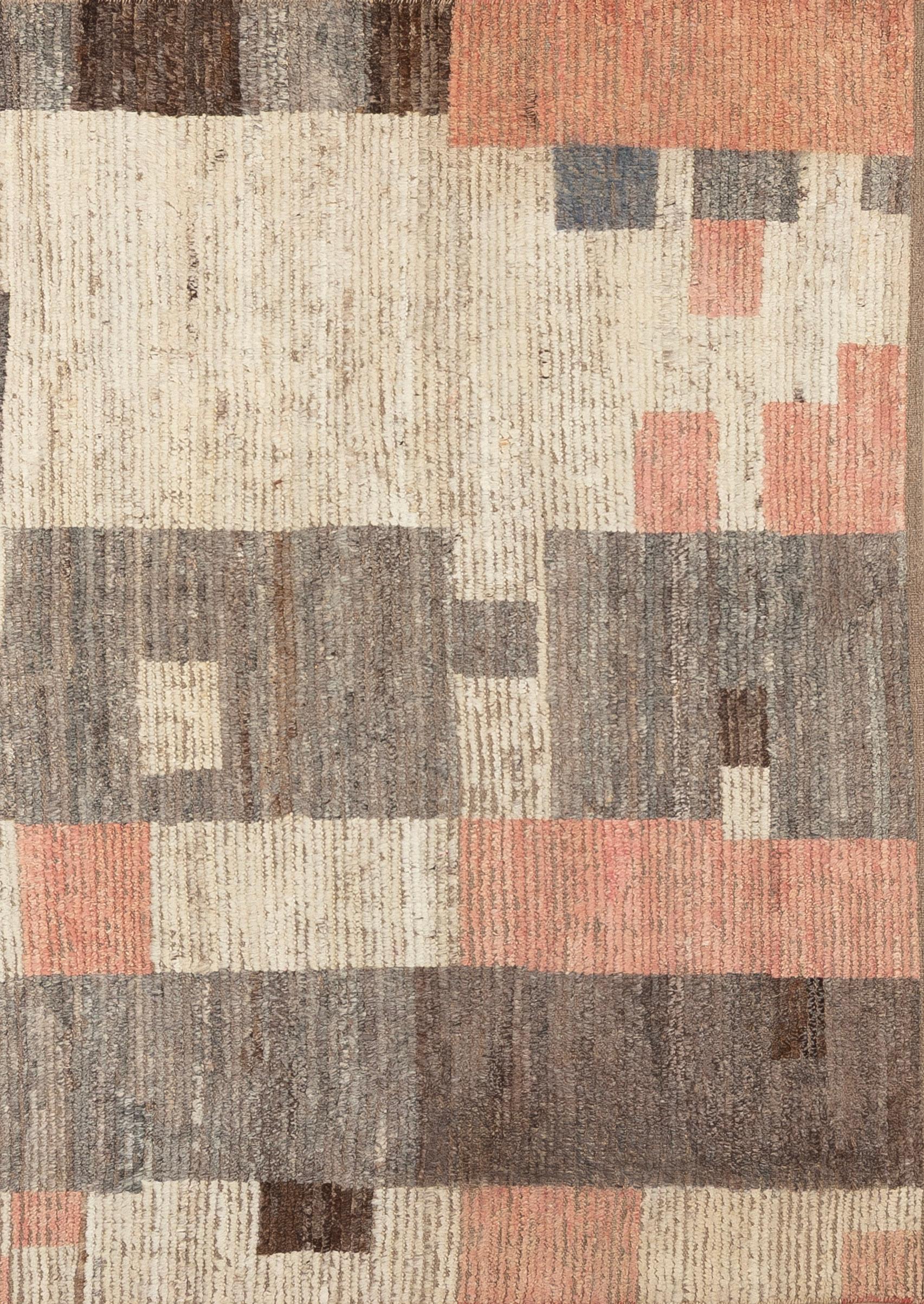 Eleva l'arredamento della tua casa con questo bellissimo tappeto marocchino, un vero capolavoro di artigianato. Caratterizzato da intricati motivi geometrici e da un'accattivante miscela di toni della terra, questo tappeto aggiunge un tocco di