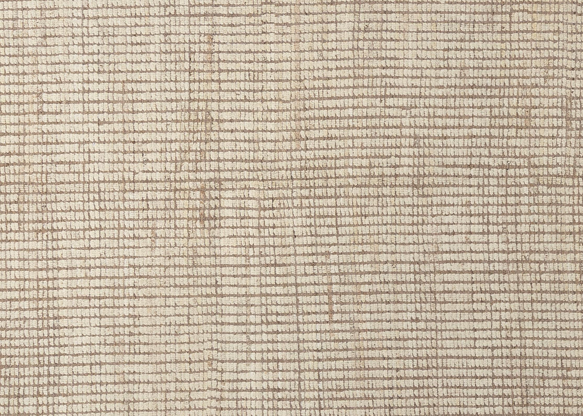 Eleva l'arredamento della tua casa con questo bellissimo tappeto marocchino, un vero capolavoro di artigianato. Caratterizzato da intricati motivi geometrici e da un'accattivante miscela di toni della terra, questo tappeto aggiunge un tocco di