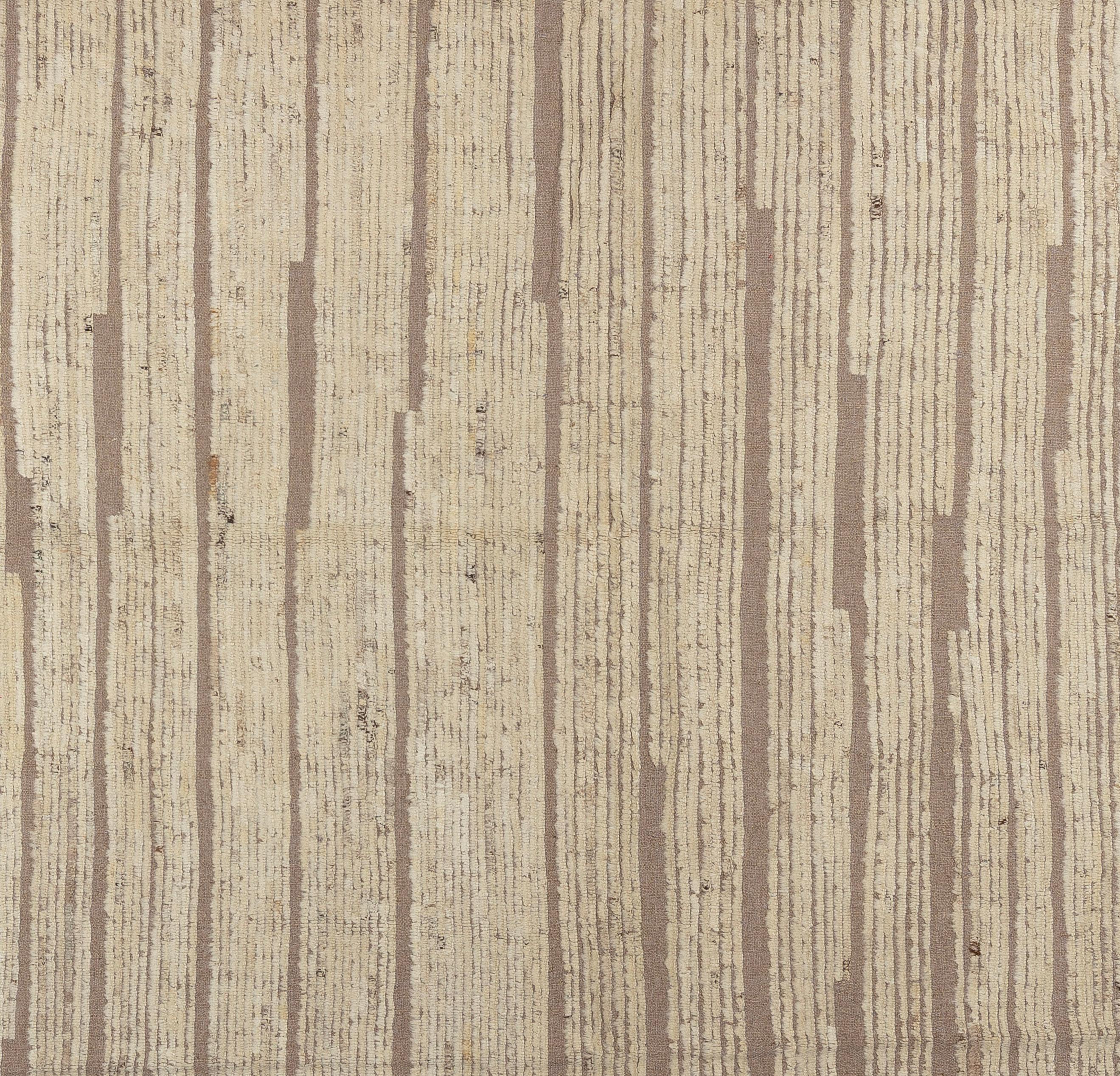 Eleva l'arredamento della tua casa con questo bellissimo tappeto marocchino, un vero capolavoro di artigianato. Caratterizzato da intricati motivi geometrici e da un'accattivante miscela di toni della terra, questo tappeto aggiunge un tocco di