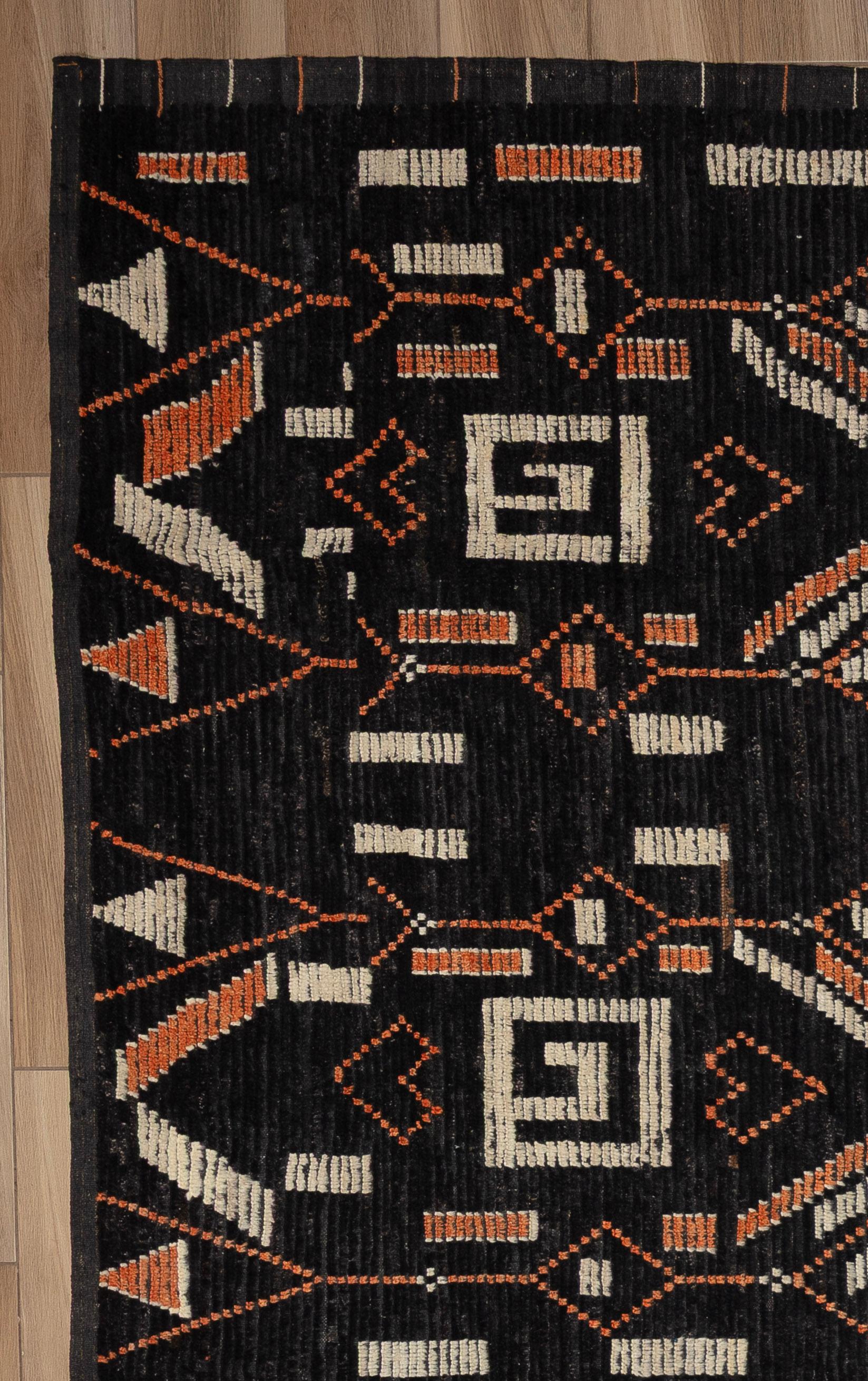 Eleva l'arredamento della tua casa con questo bellissimo tappeto marocchino, un vero capolavoro di artigianato. Caratterizzato da intricati motivi geometrici e da un'accattivante miscela di toni della terra, questo tappeto aggiunge un tocco di