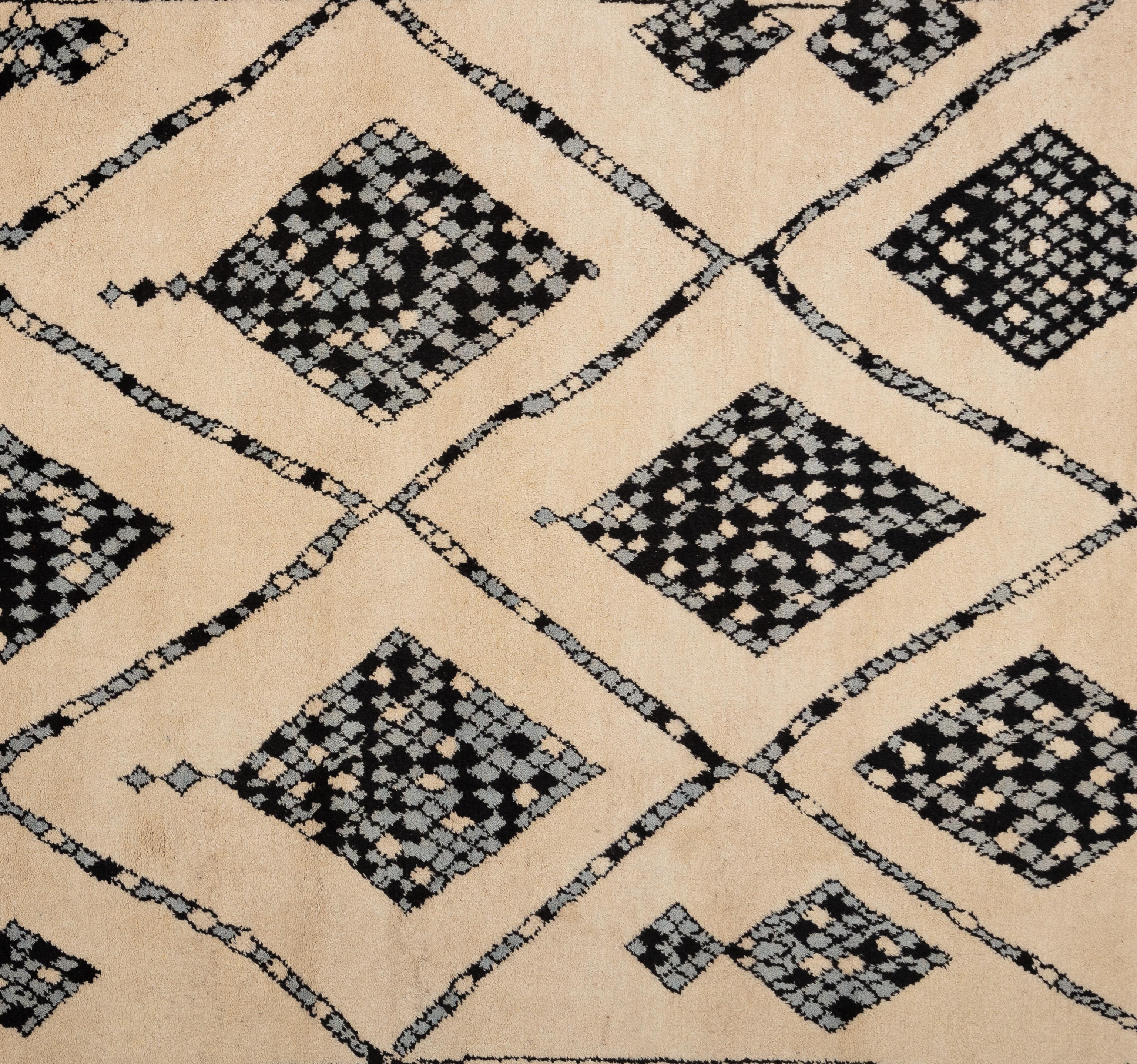 Bellissimo tappeto marocchino annodato a mano, caratterizzato da un vello di lana più spesso nei colori avorio, ebano e azzurro. Questo tappeto presenta un artistico disegno tribale all over. 

Dimensioni - 9'1