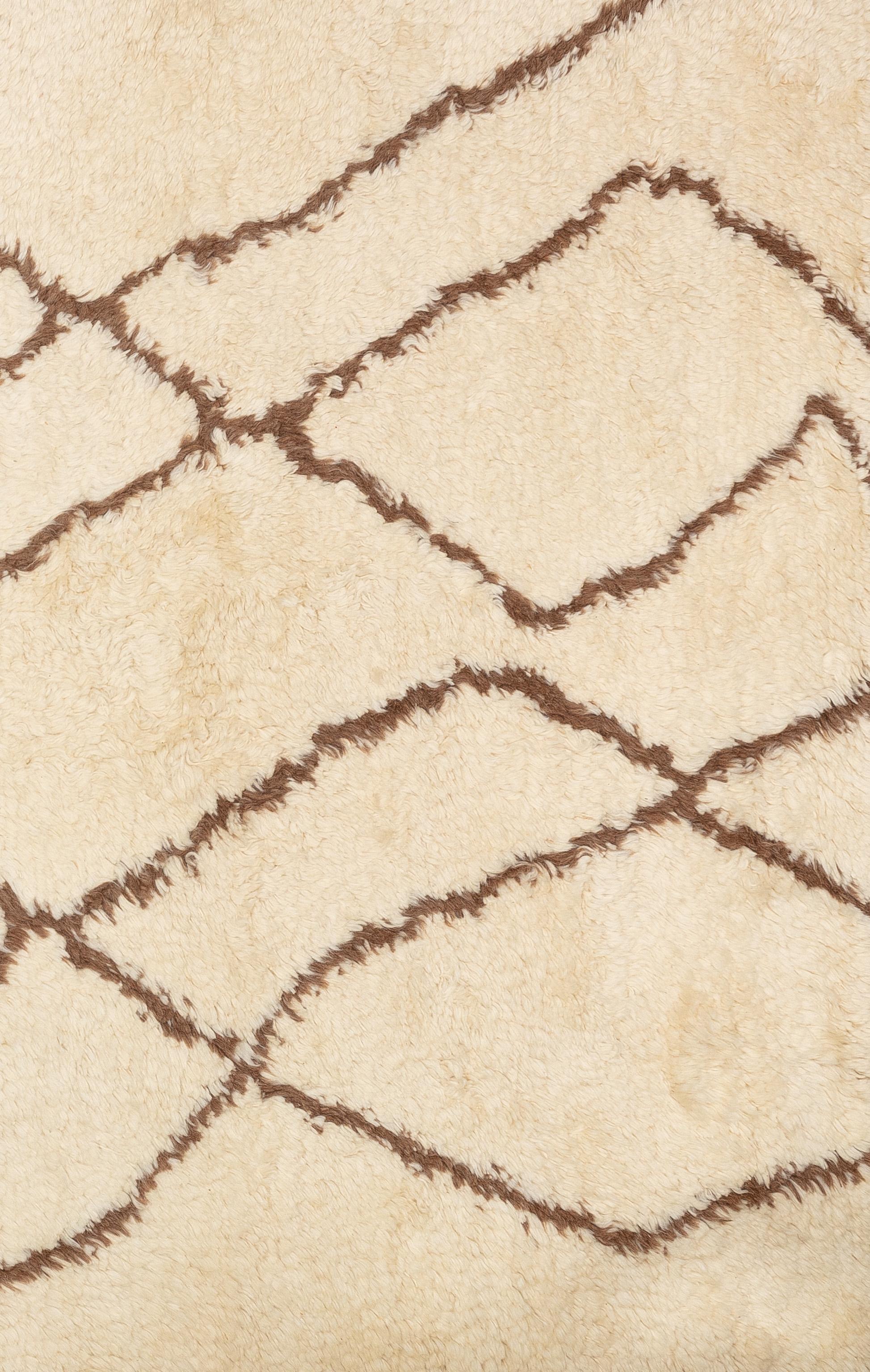 Bellissimo tappeto marocchino annodato a mano, caratterizzato da un vello di lana più spesso nei colori crema e caffè. 

Dimensioni - 6' x 9'
Colore: crema e caffè
Tipo - Marocchino

**Certificata e riconosciuta come azienda di tappeti 