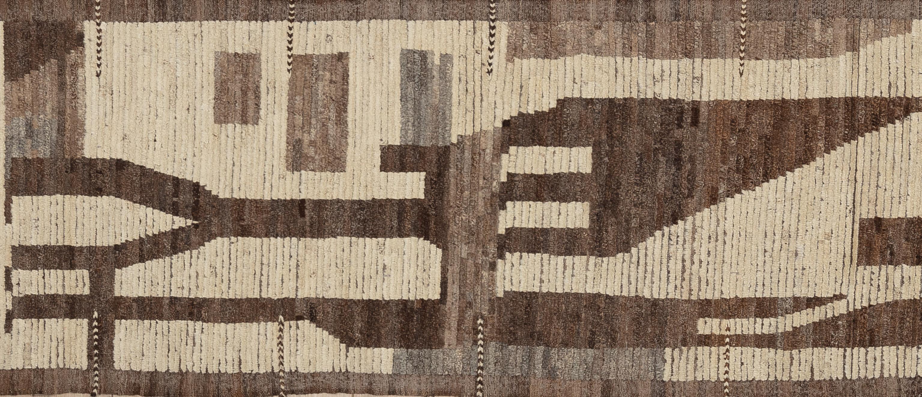Werten Sie Ihr Zuhause mit diesem wunderschönen marokkanischen Teppich auf, einem wahren Meisterwerk der Handwerkskunst. Mit komplizierten geometrischen Mustern und fesselnden Farbtönen auf einem hohen Plüschflor. Dieser Teppich verleiht jedem Raum