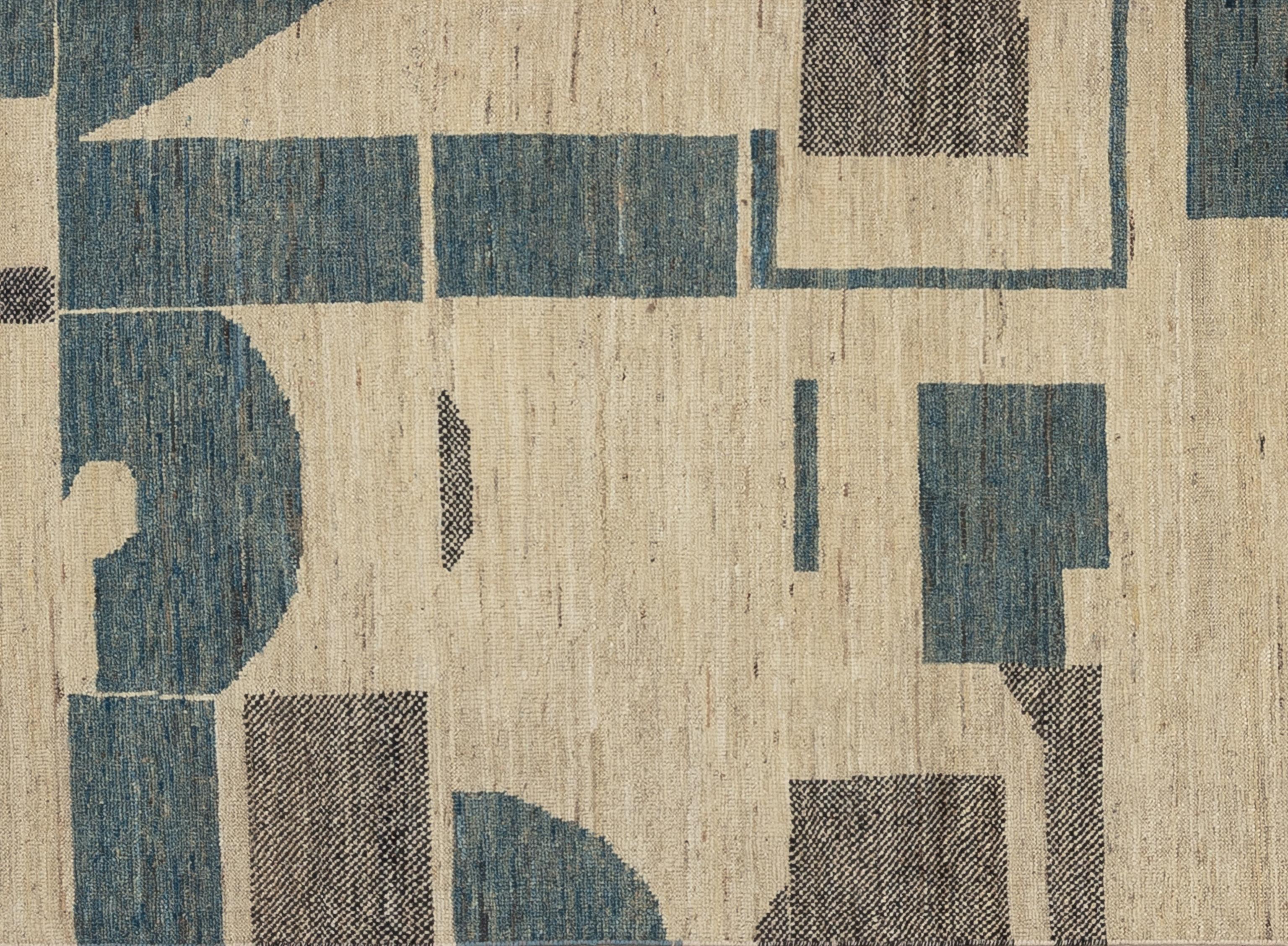 Werten Sie Ihr Zuhause mit diesem wunderschönen marokkanischen Teppich auf, einem wahren Meisterwerk der Handwerkskunst. Mit komplizierten geometrischen Mustern und fesselnden Farbtönen auf einem hohen Plüschflor. Dieser Teppich verleiht jedem Raum