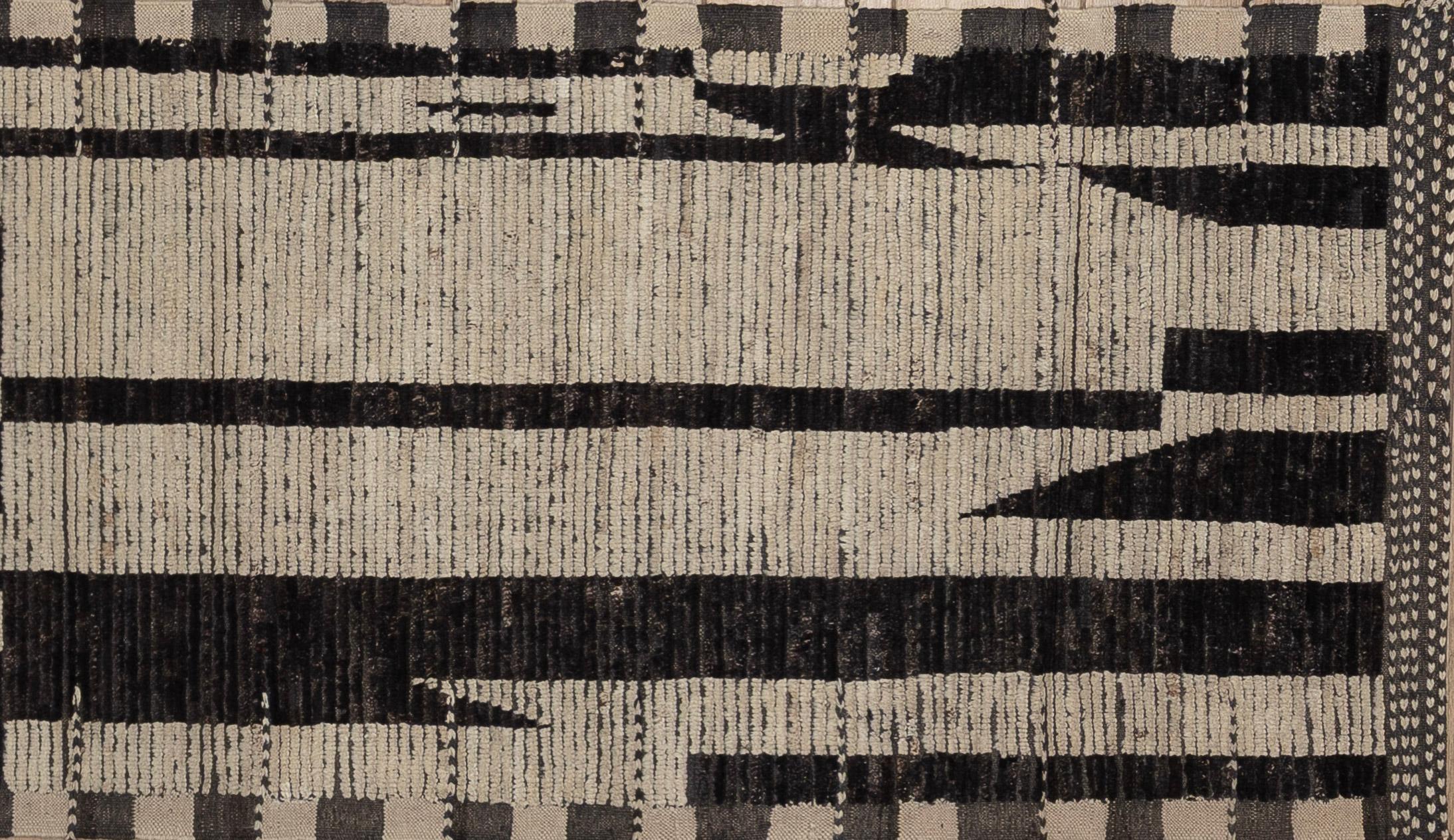 Eleva l'arredamento della tua casa con questo bellissimo tappeto marocchino, un vero capolavoro di artigianato. Caratterizzato da intricati motivi geometrici e da un'accattivante miscela di toni della terra, questo tappeto aggiunge un tocco di