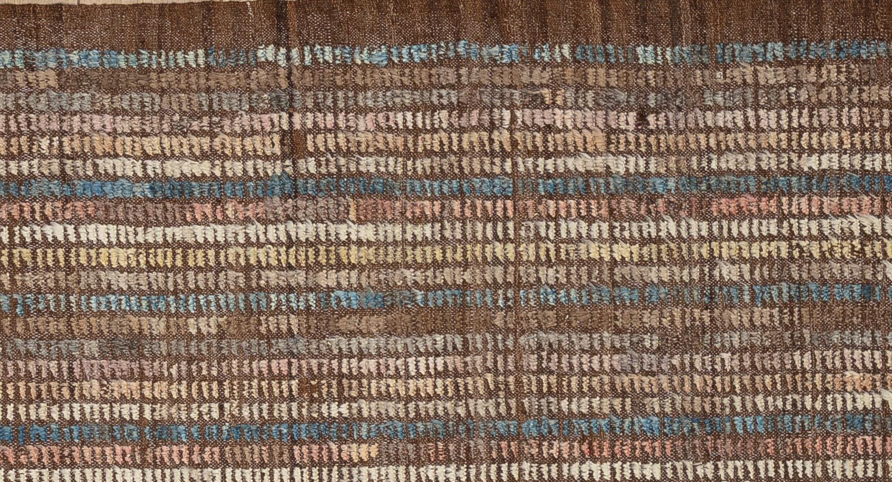 Werten Sie Ihr Zuhause mit diesem wunderschönen marokkanischen Teppich auf, einem wahren Meisterwerk der Handwerkskunst. Mit seinen verschlungenen geometrischen Mustern und einer fesselnden Mischung aus Erdtönen verleiht dieser Teppich jedem Raum