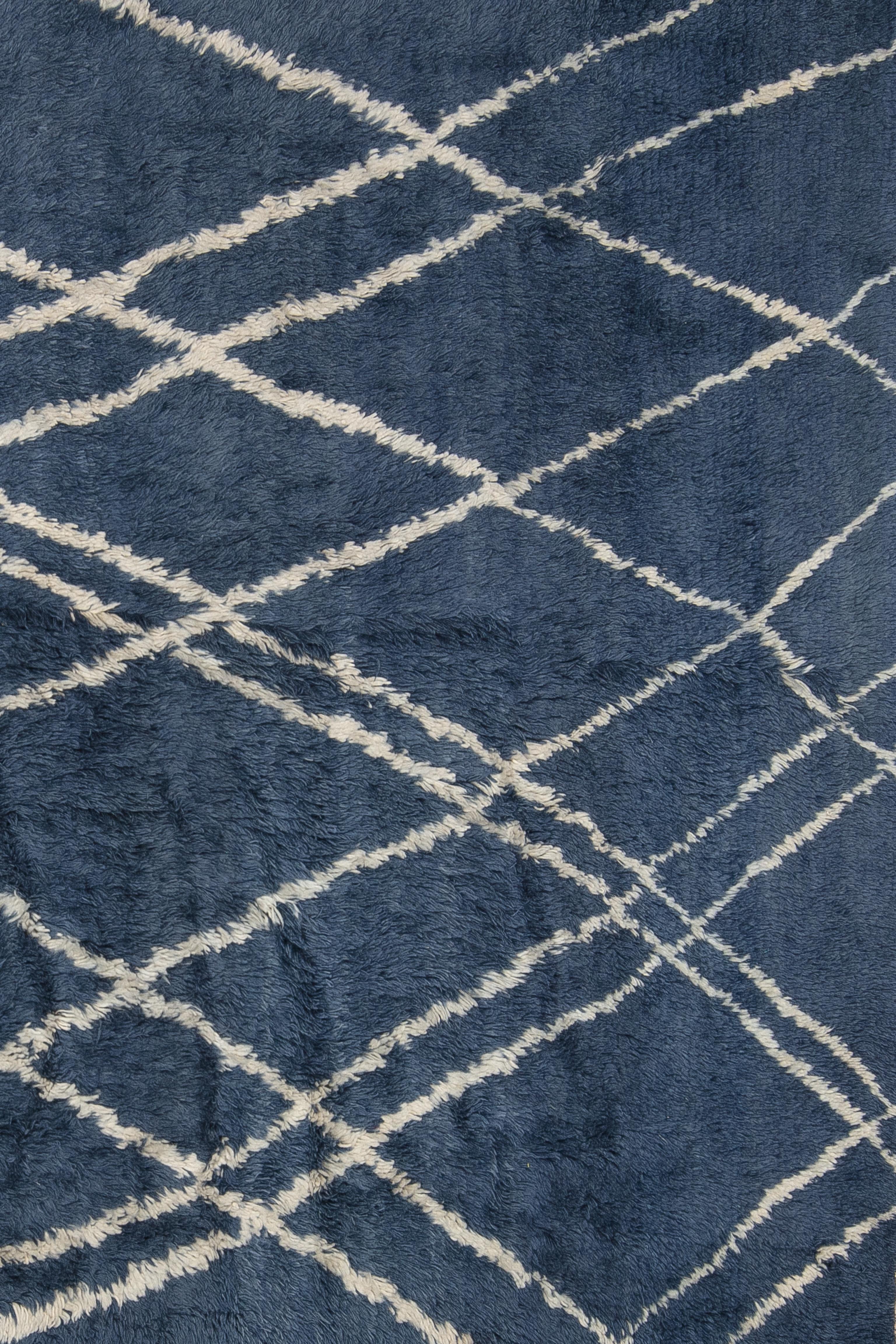 Magnifique tapis de style marocain noué à la main, doté d'un poil de laine plus épais dans un magnifique bleu profond et blanc. 

Taille - 6'5