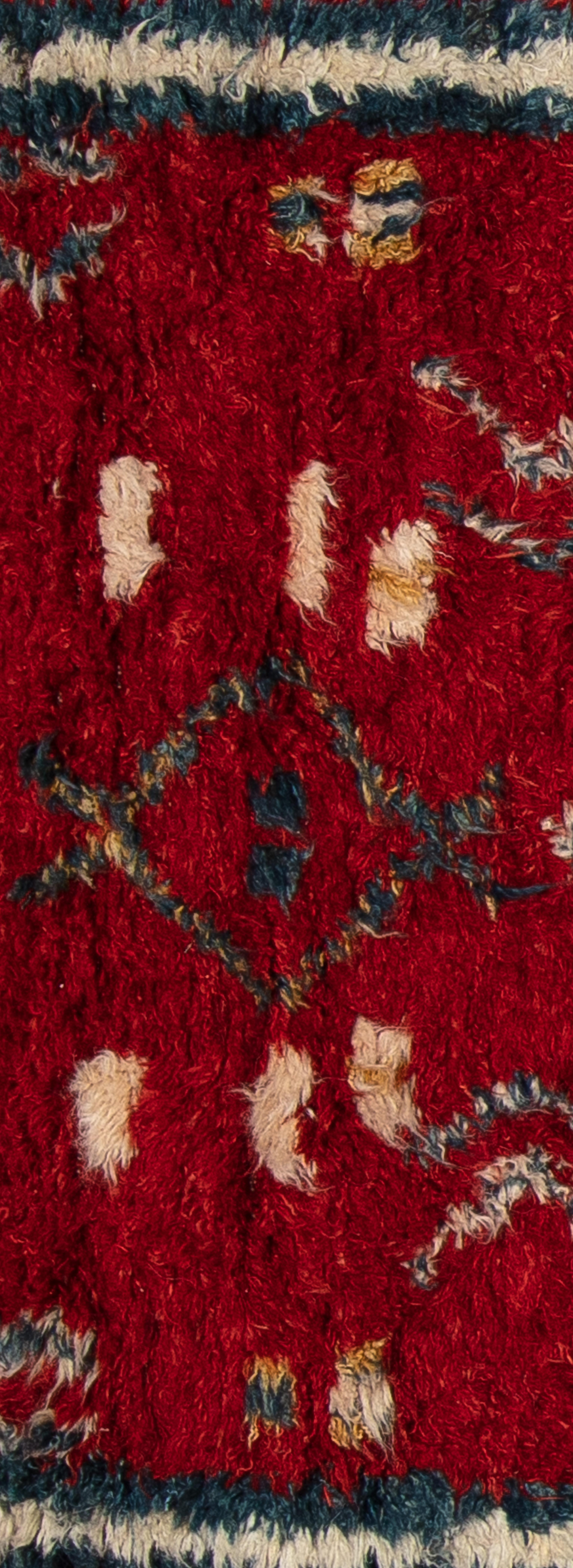 Magnifique tapis de style marocain noué à la main, doté d'un poil de laine plus épais dans de magnifiques coloris rouge, cyan, or et blanc. Ce tapis présente un motif tribal artistique sur toute sa surface. 

Taille - 4'1