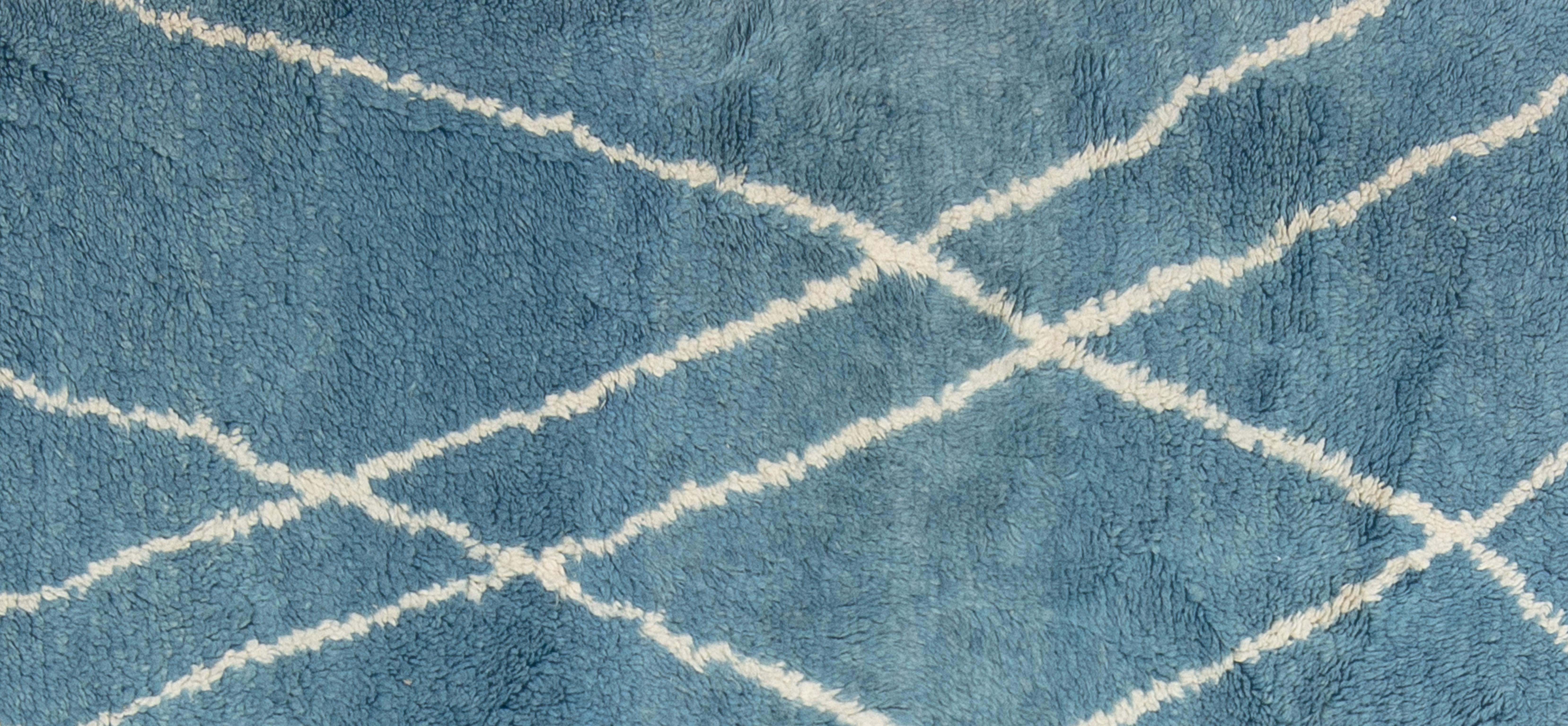 Bellissimo tappeto annodato a mano in stile marocchino, caratterizzato da un vello di lana più spesso in un bellissimo blu ciano e bianco. 

Dimensioni - 6'1