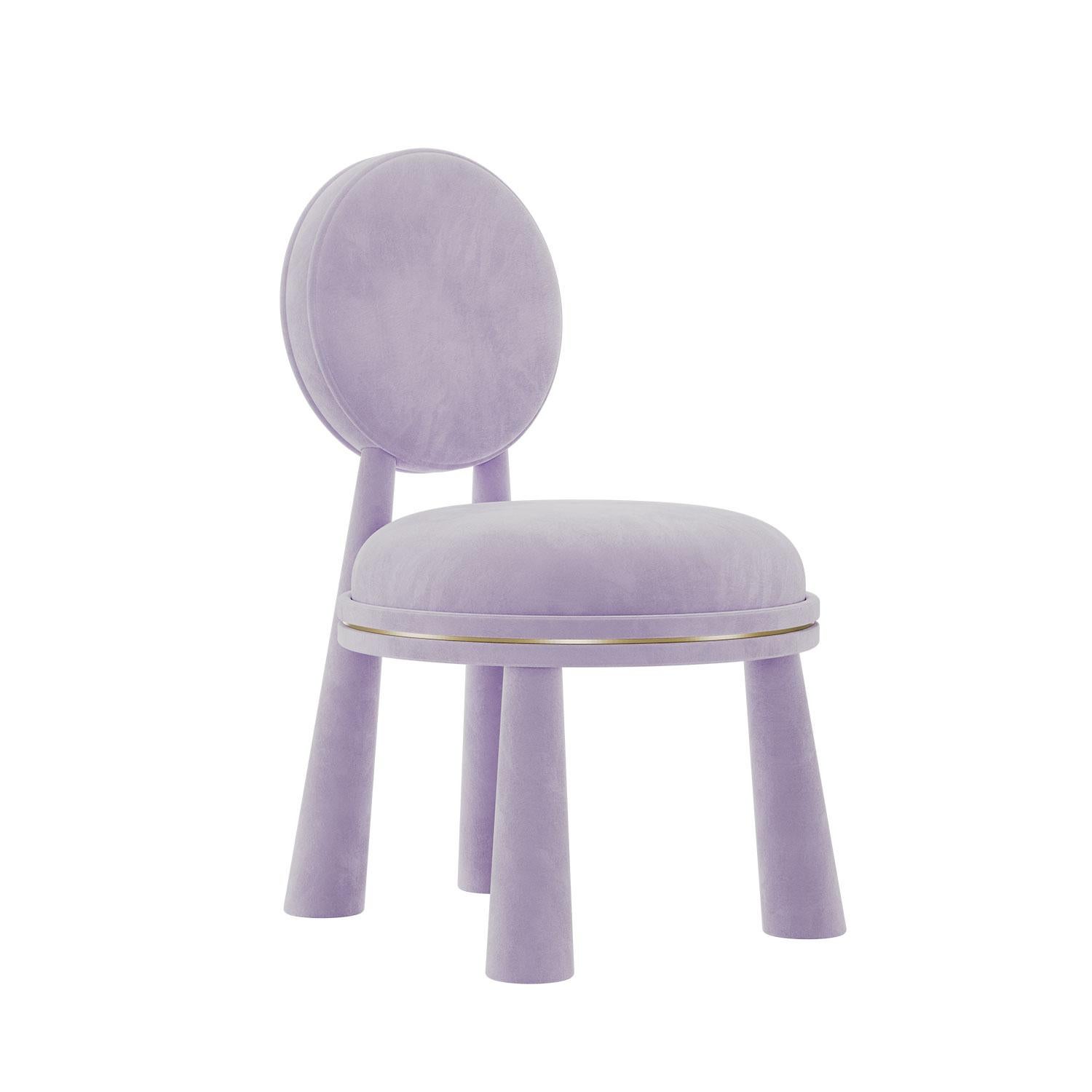 Diseñada y fabricada a mano en Portugal, la Silla Mouline tiene una esencia atrevida, divertida y juguetona. Su respaldo se hace eco de la forma circular del asiento, creando un ritmo visual cohesivo. Las robustas patas torneadas confieren a la