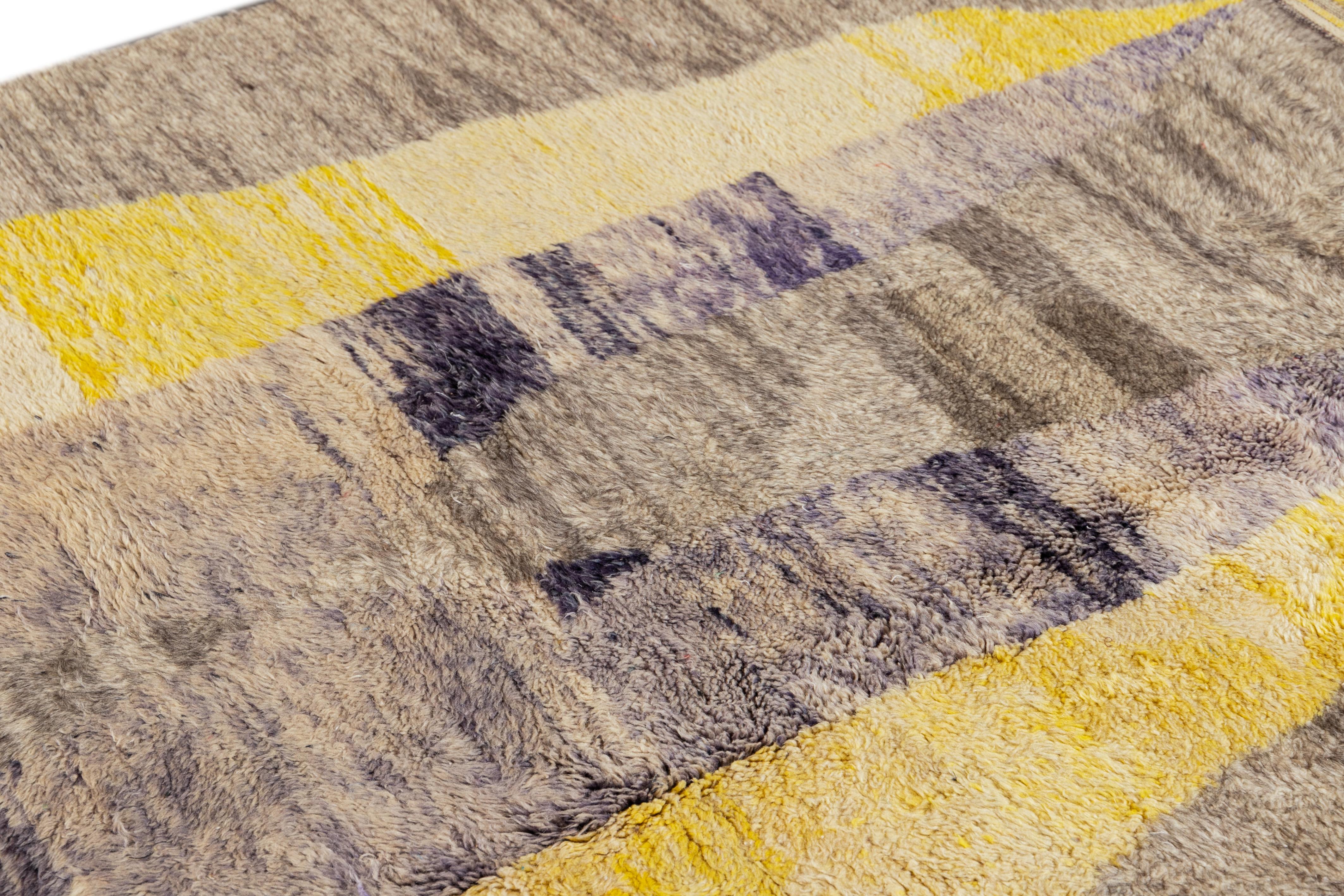 Moderner Wollteppich im marokkanischen Stil mit gelbem und blauem abstraktem Muster  im Angebot 2