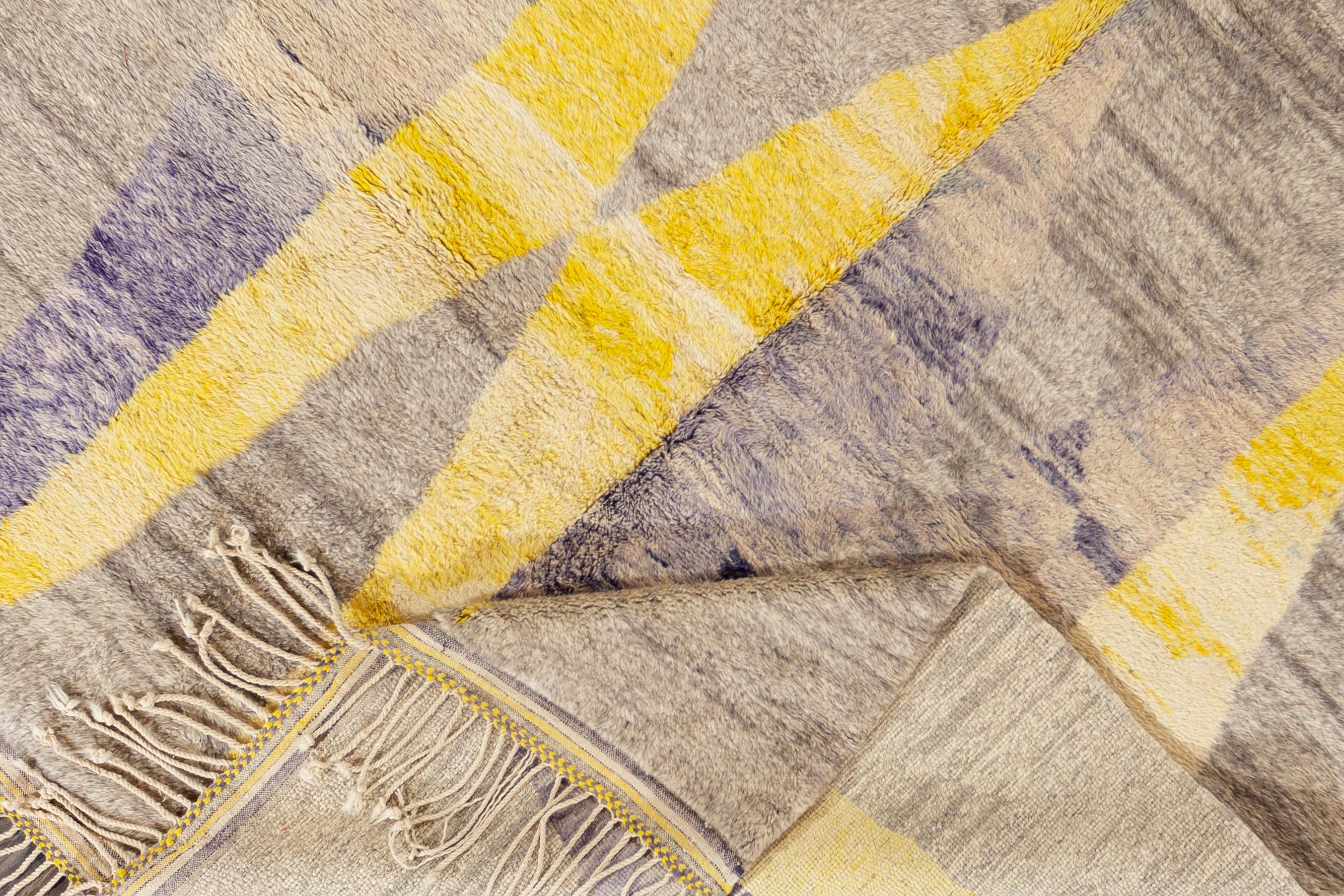 Moderner Wollteppich im marokkanischen Stil mit gelbem und blauem abstraktem Muster  im Angebot 4