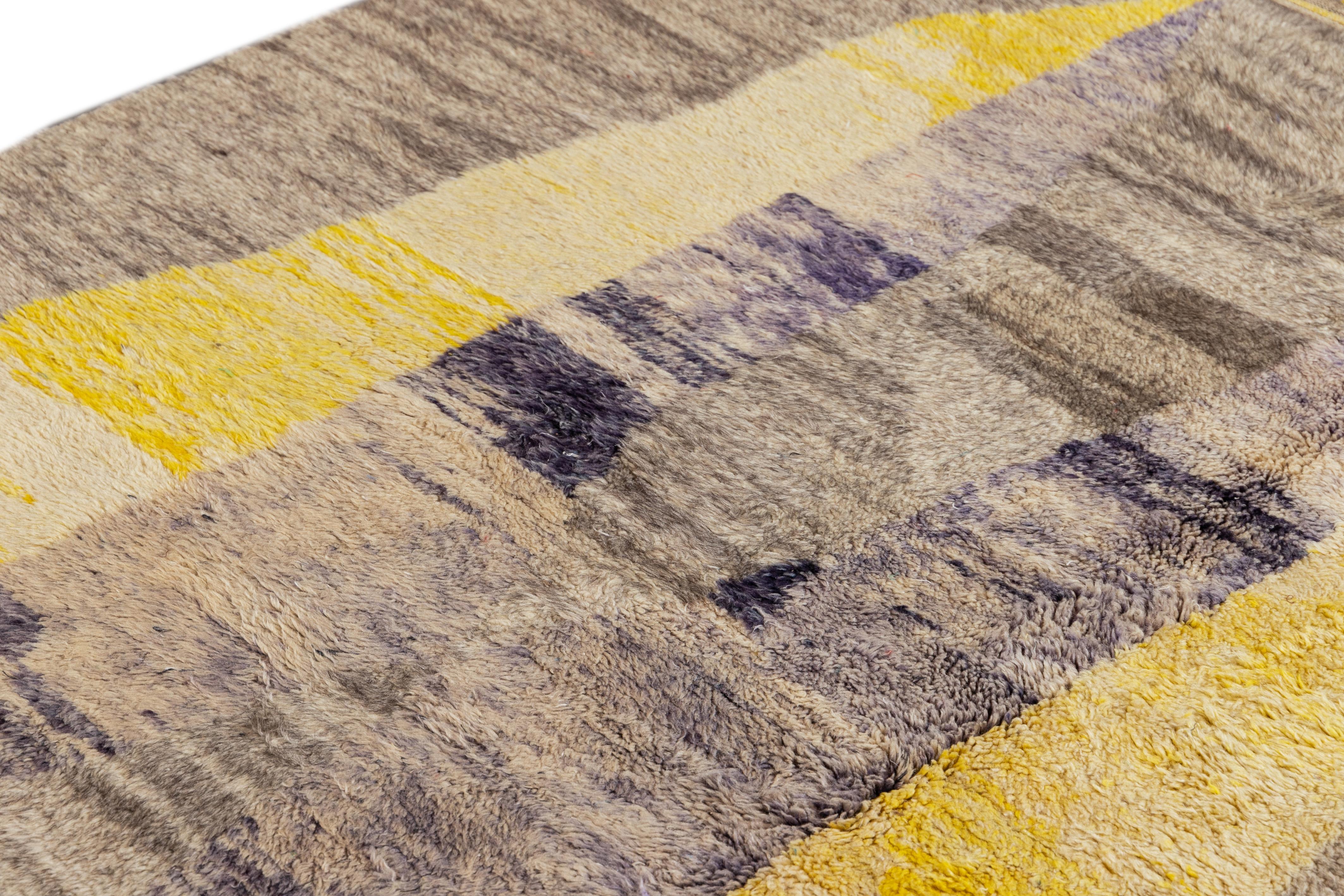 Alfombra Moderna de Lana Estilo Marroquí con Abstracto Amarillo y Azul en venta 2