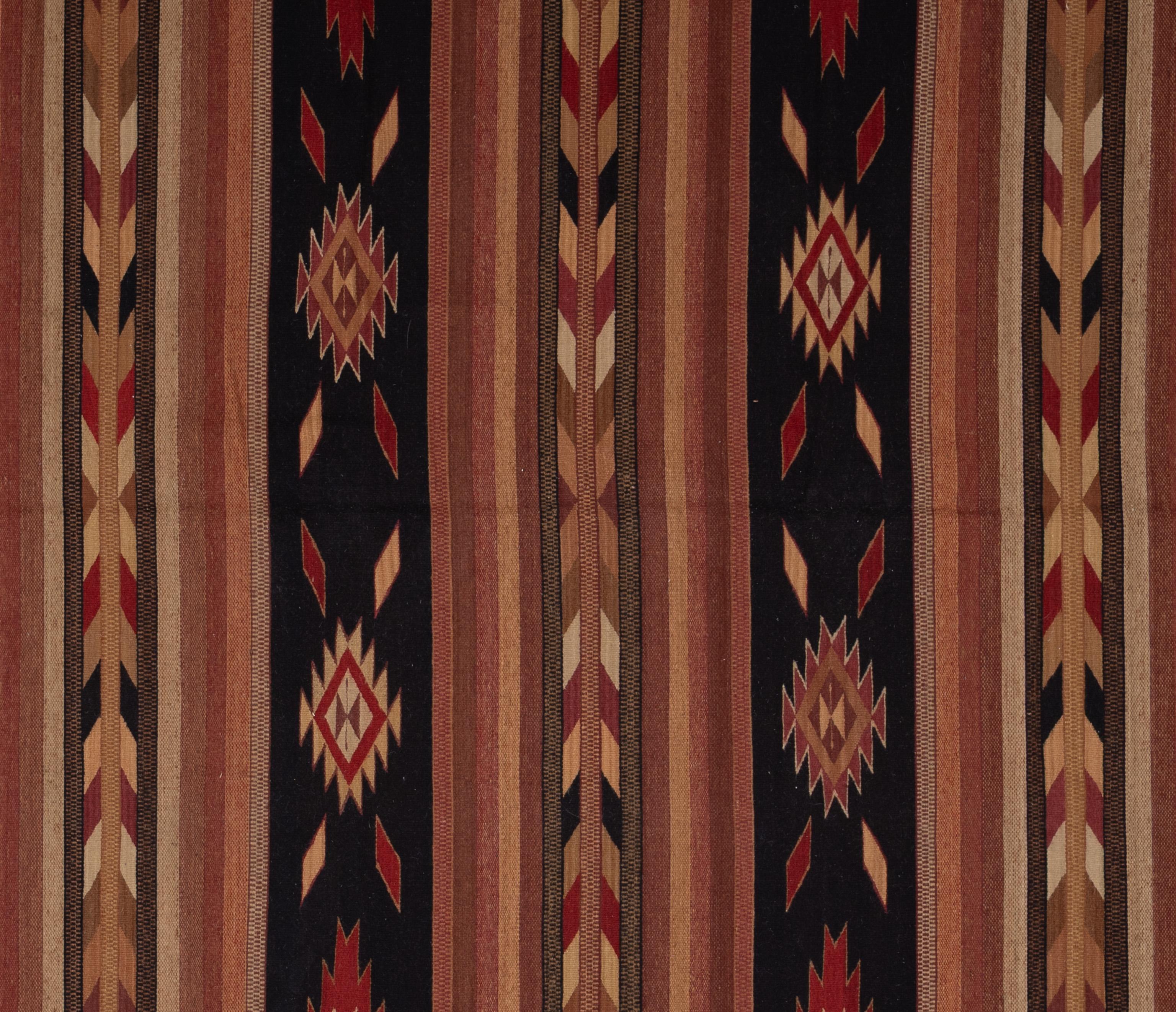 Dieser moderne Teppich ist eine gelungene Mischung aus zeitgenössischem Design und traditioneller Handwerkskunst. Er verbindet das reiche textile Erbe Mexikos mit feinster Wolle, die aus handwerklichen Betrieben stammt. Jeder Teppich wird von