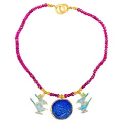 Halskette des 21. Jahrhunderts, vergoldete Rubin-Perlen, Feuer-Emaille-Vogel, Lapislazuli