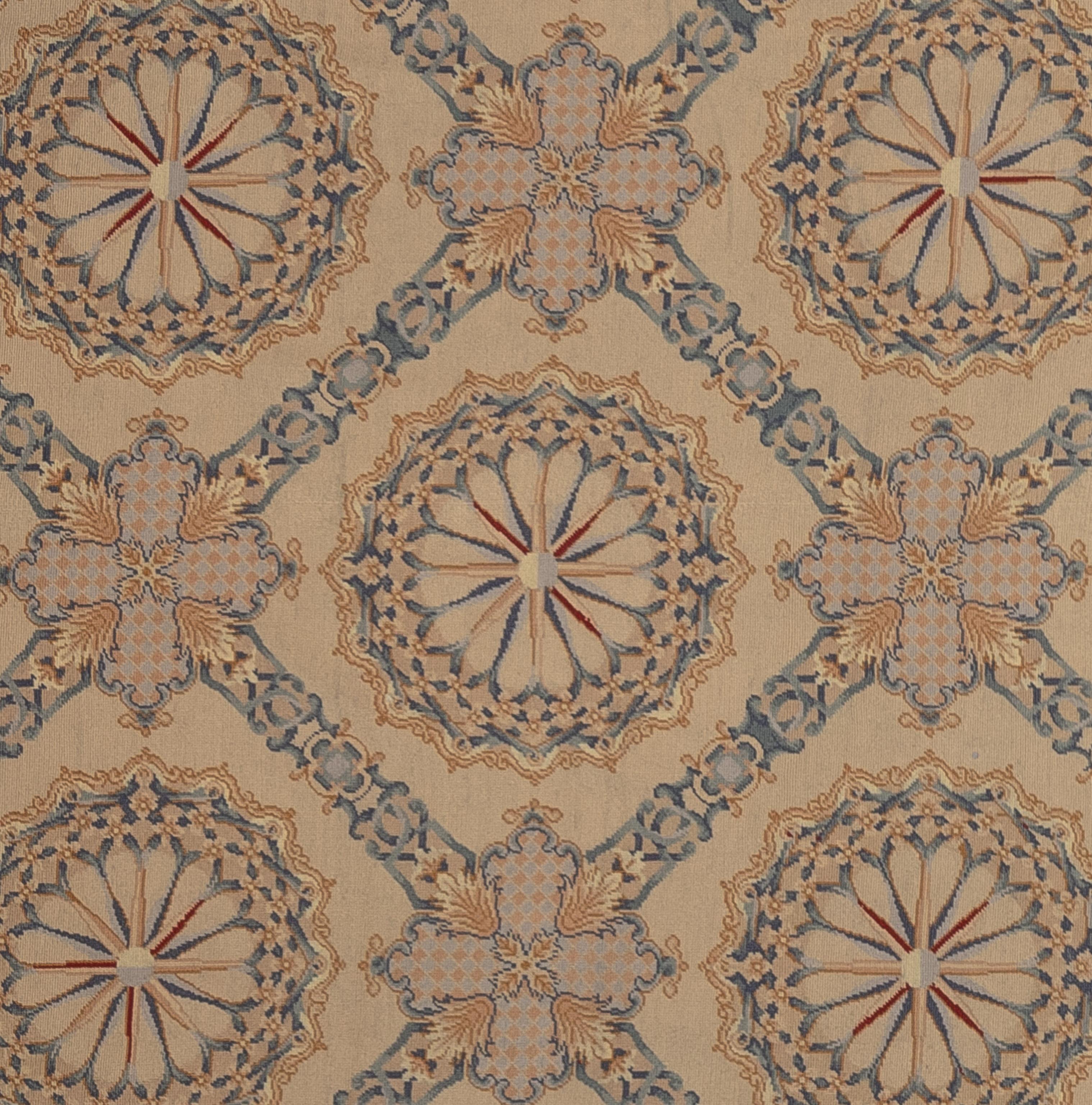 Dieser exquisite rumänische Nadelspielteppich ist ein Zeugnis zeitloser Handwerkskunst. Er ist mit viel Liebe zum Detail handgewebt und zeigt ein klassisches Blumenmotiv in einer reichen Palette warmer und erdiger Töne, die ihn zu einer vielseitigen