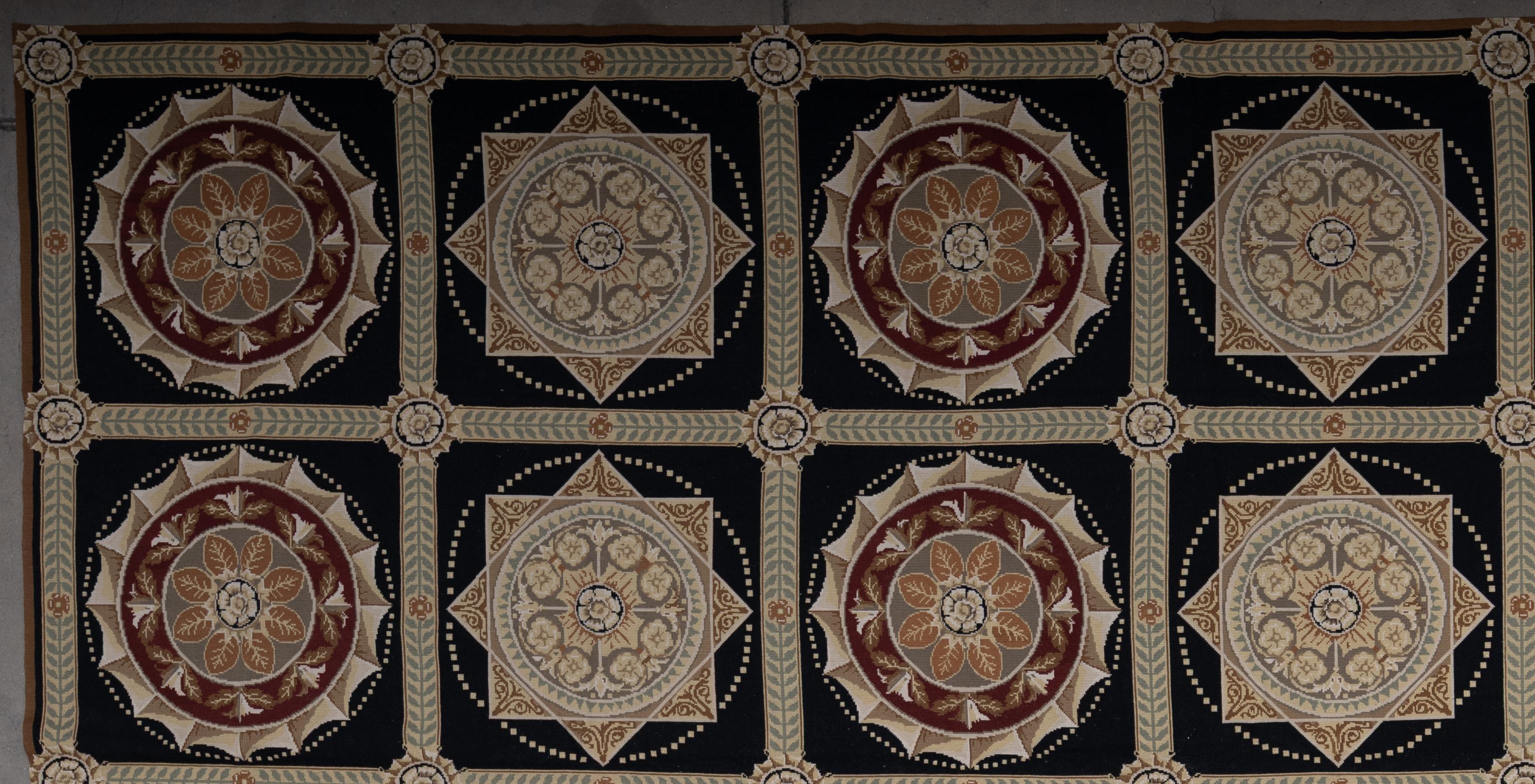 Dieser exquisite rumänische Nadelspielteppich ist ein Zeugnis zeitloser Handwerkskunst. Das mit viel Liebe zum Detail handgewebte, klassische Motiv in warmen und erdigen Farbtönen ist eine vielseitige Ergänzung für jede Einrichtung. Der aus
