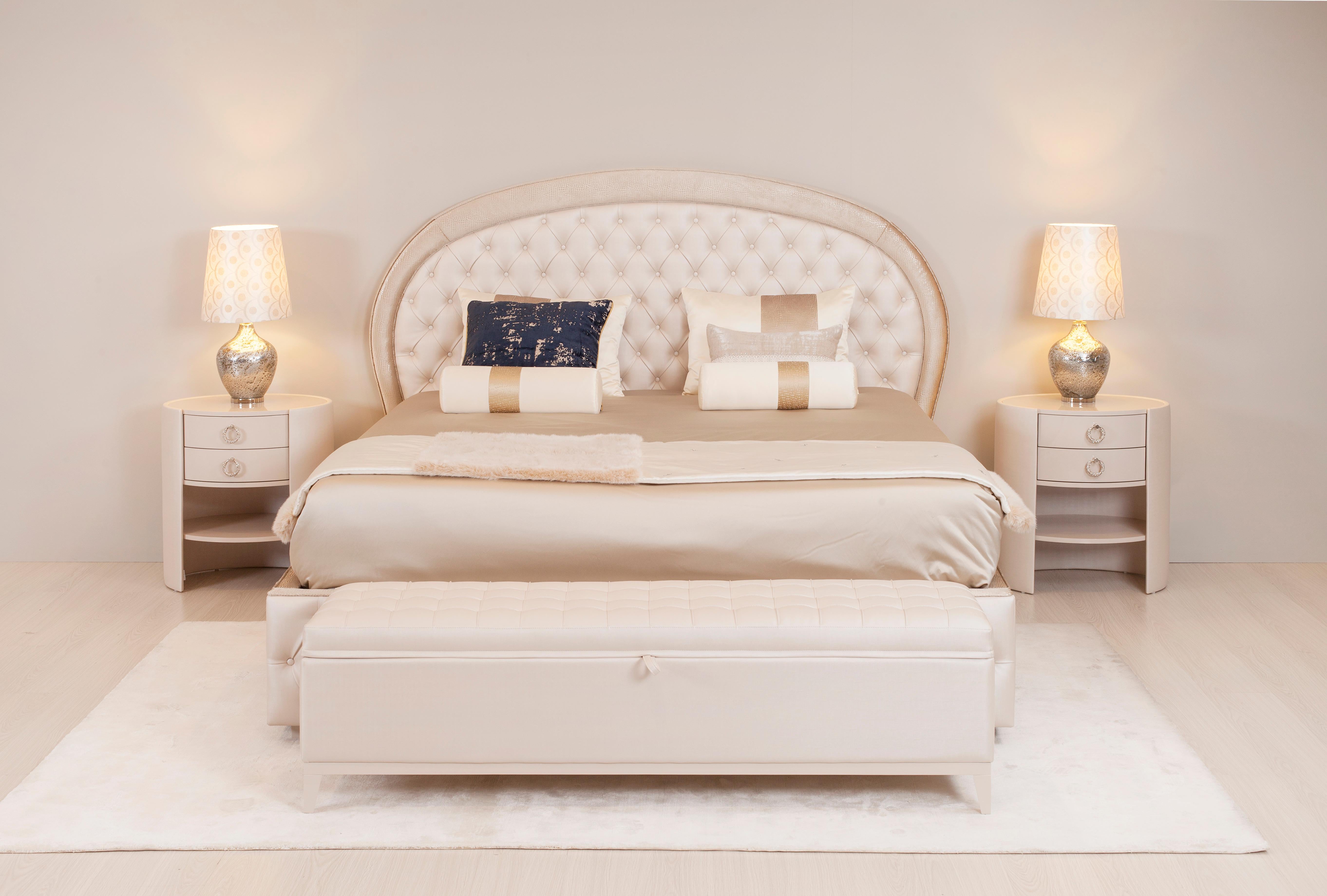 Madal Bed, Modern Collection, Handcrafted in Portugal - Europe by GF Modern.

Madal is an elegant bed with a cover in pearlescent faux leather with capitonnè effect. It has been designed to combine modern comfort with elegant details.

The beige